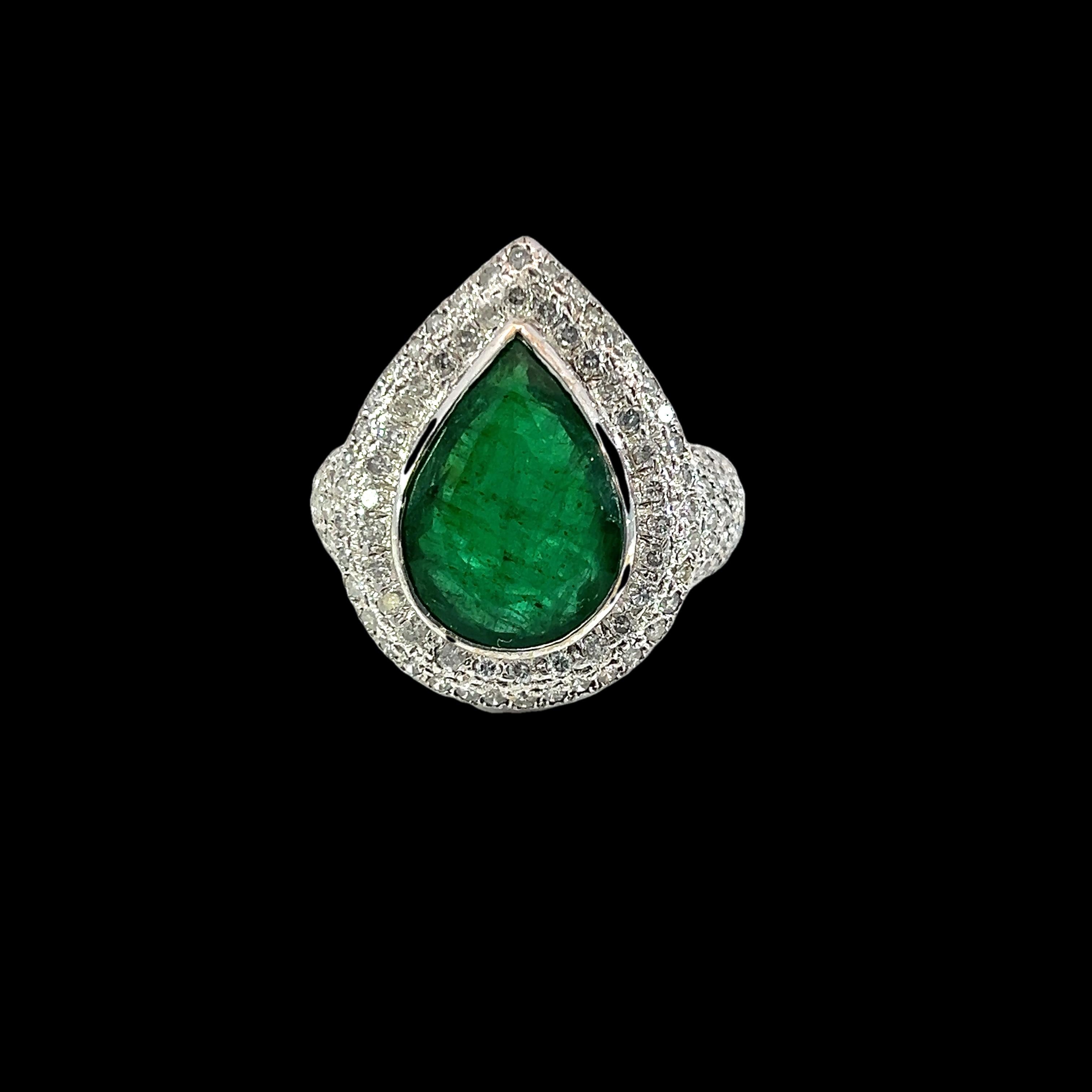 Schöner birnenförmiger Ring mit natürlichem Smaragd und Diamanten im Angebot 1