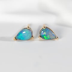 Schöner birnenförmiger schwarzer Opal Ohrstecker 14K Gelbgold