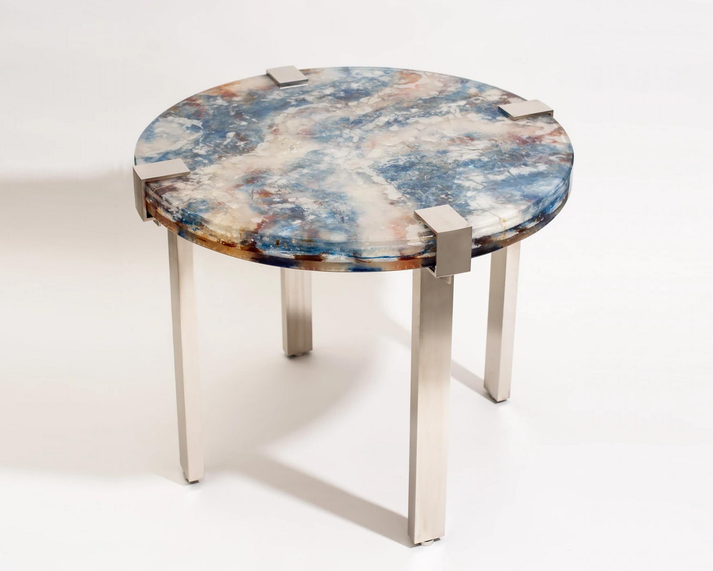 Bellissimo tavolo con piedistallo e piano in resina spessa con inclusioni nei toni del blu, del bianco e del marrone.
Quattro gambe regolabili e rimovibili in ottone nichelato. Pezzo unico.
Diametro: 79 cm (31,10 pollici)
Altezza: 65 cm (25,59