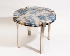 Preciosa mesa pedestal de resina y latón niquelado, Francia circa 2000