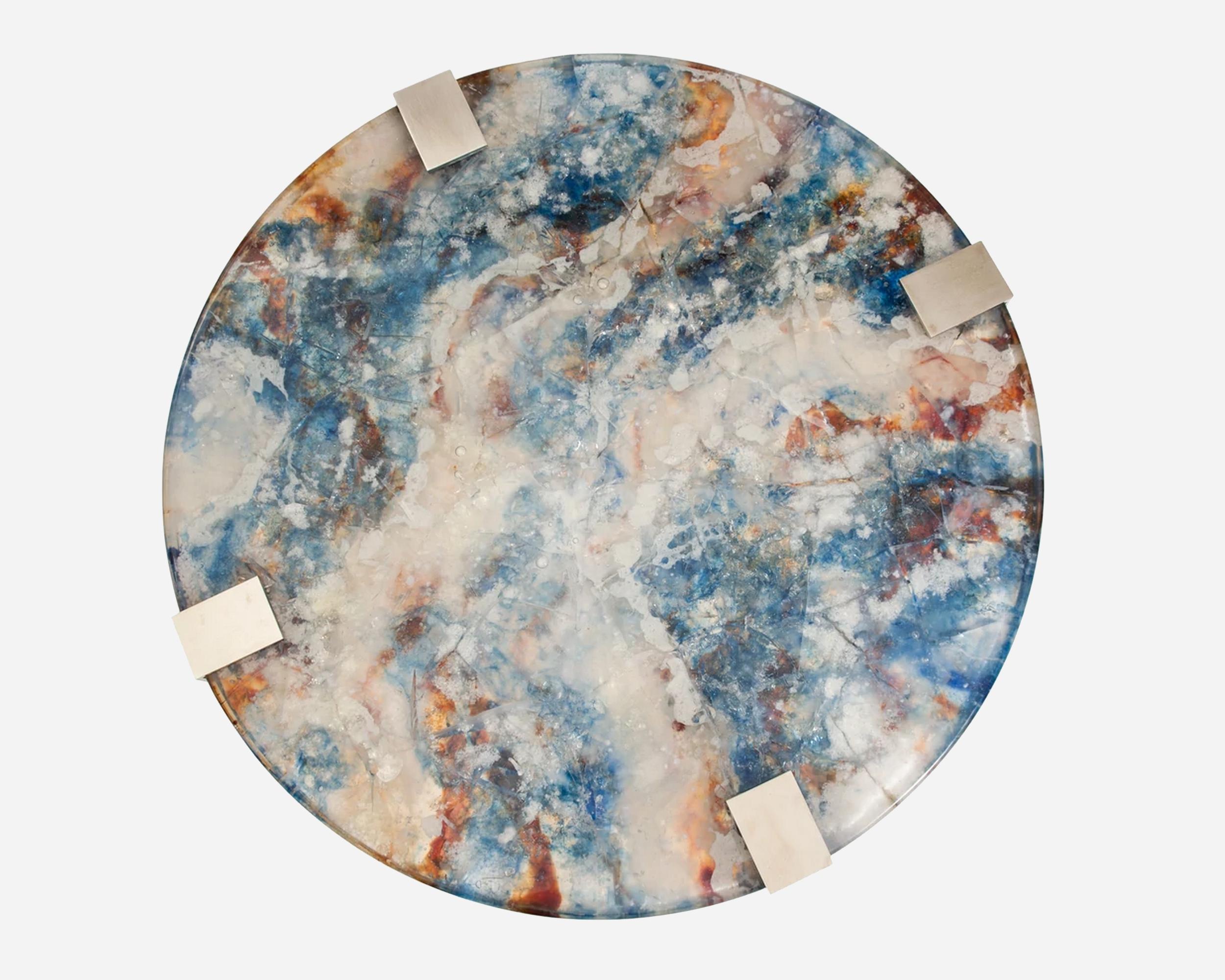 Francese Bellissimo tavolo con piedistallo in resina e ottone nichelato, Francia circa 2000 in vendita