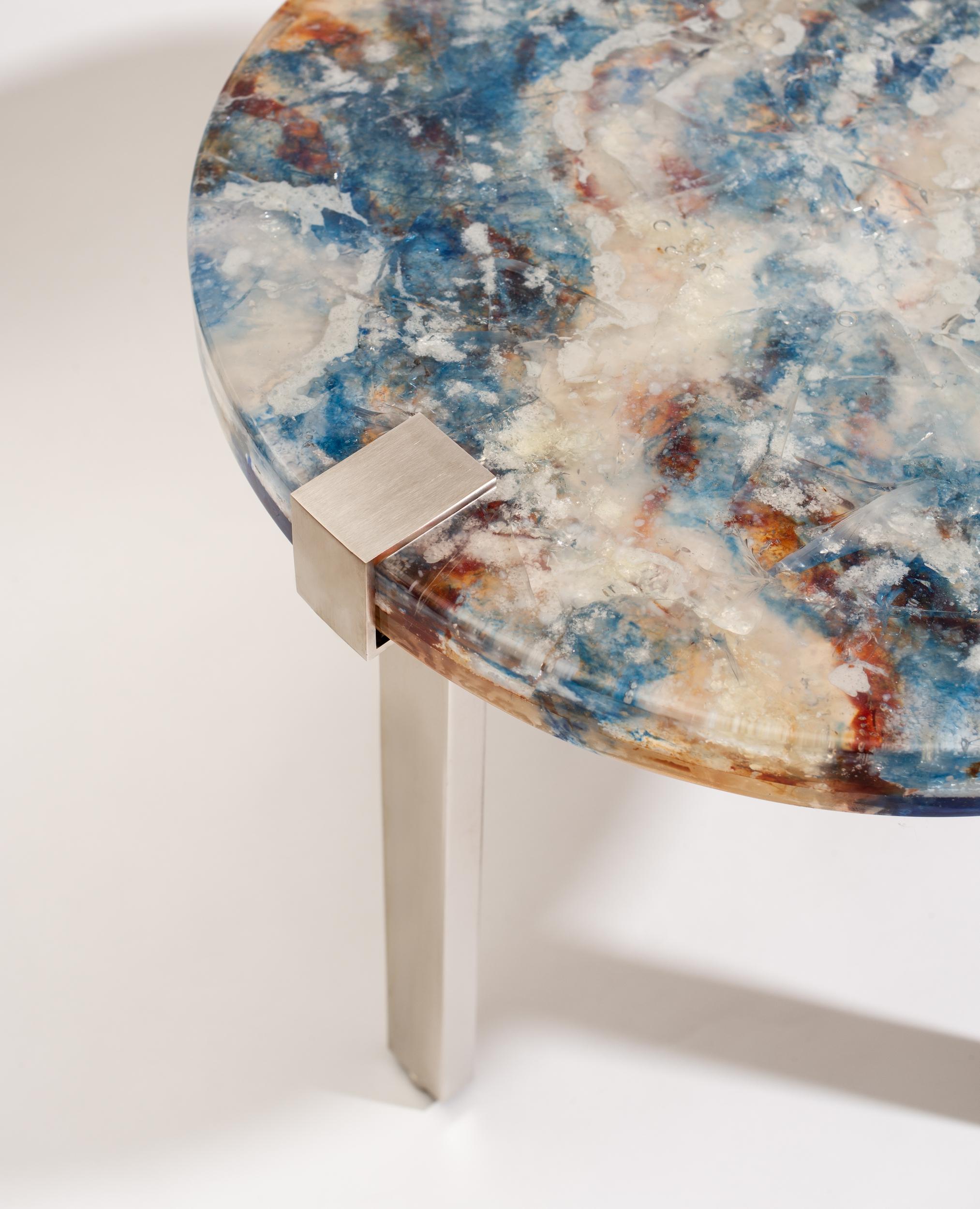 Spazzolato Bellissimo tavolo con piedistallo in resina e ottone nichelato, Francia circa 2000 in vendita