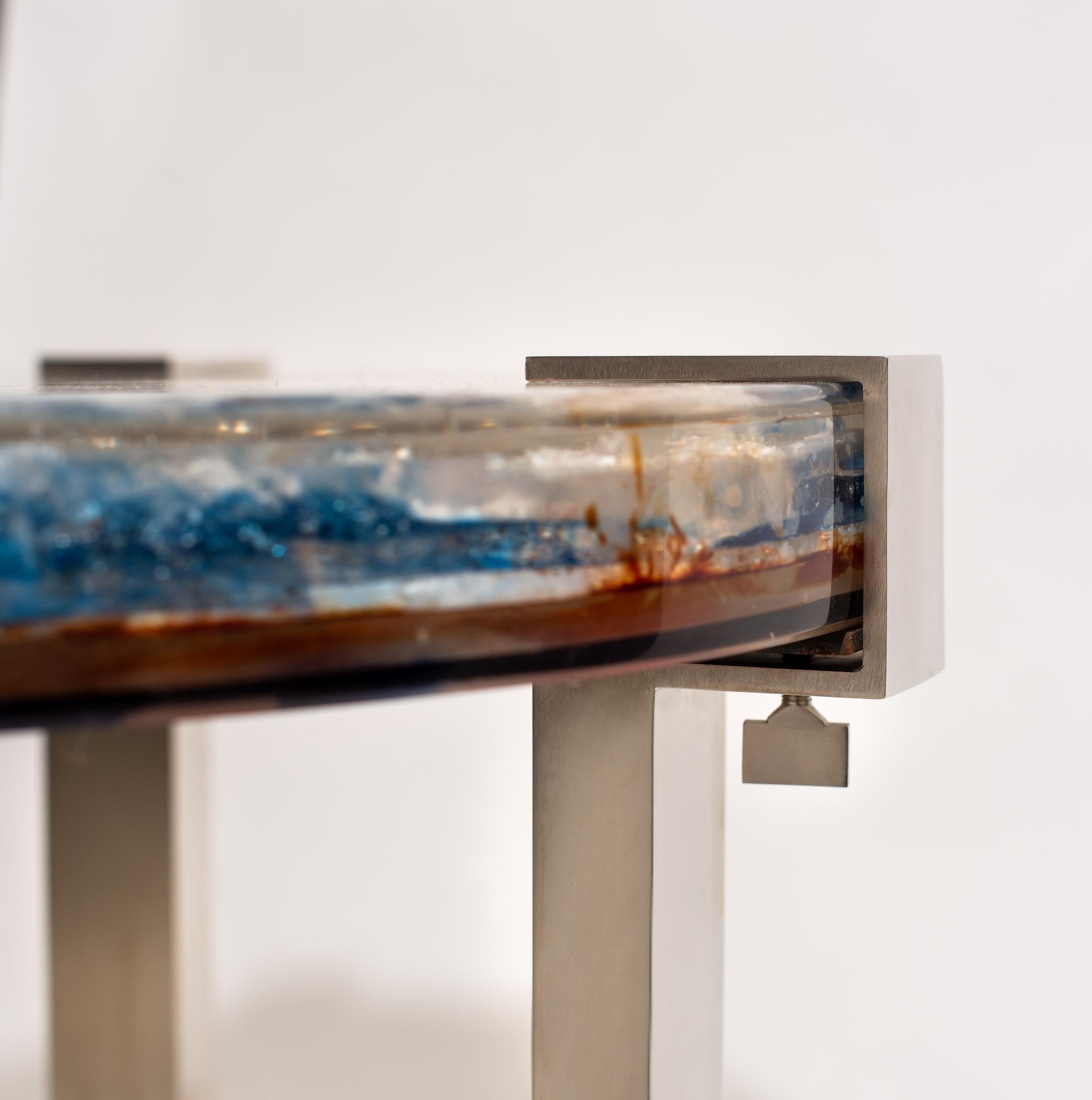 Bellissimo tavolo con piedistallo in resina e ottone nichelato, Francia circa 2000 In condizioni buone in vendita a Paris, FR