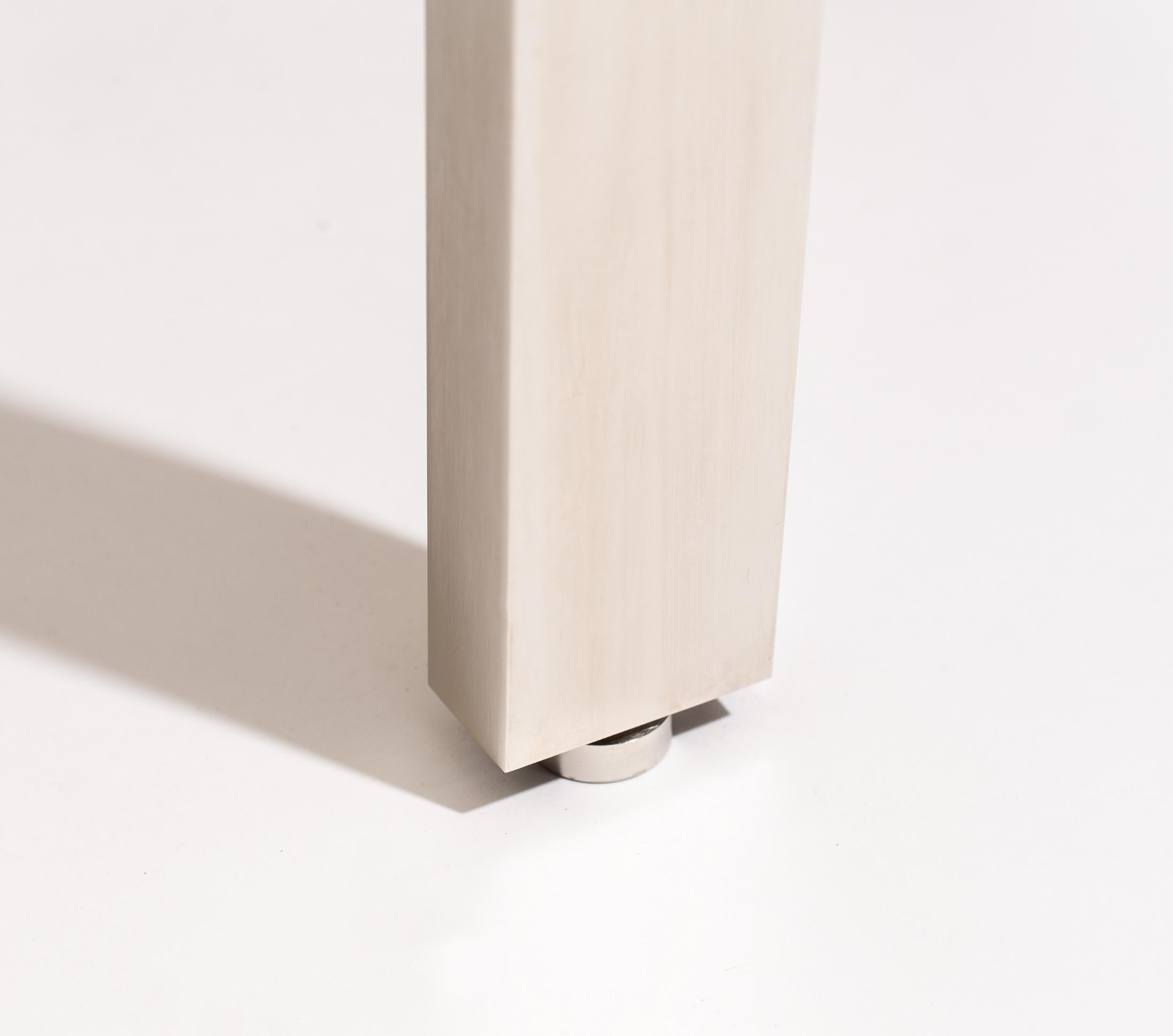 Ottone Bellissimo tavolo con piedistallo in resina e ottone nichelato, Francia circa 2000 in vendita