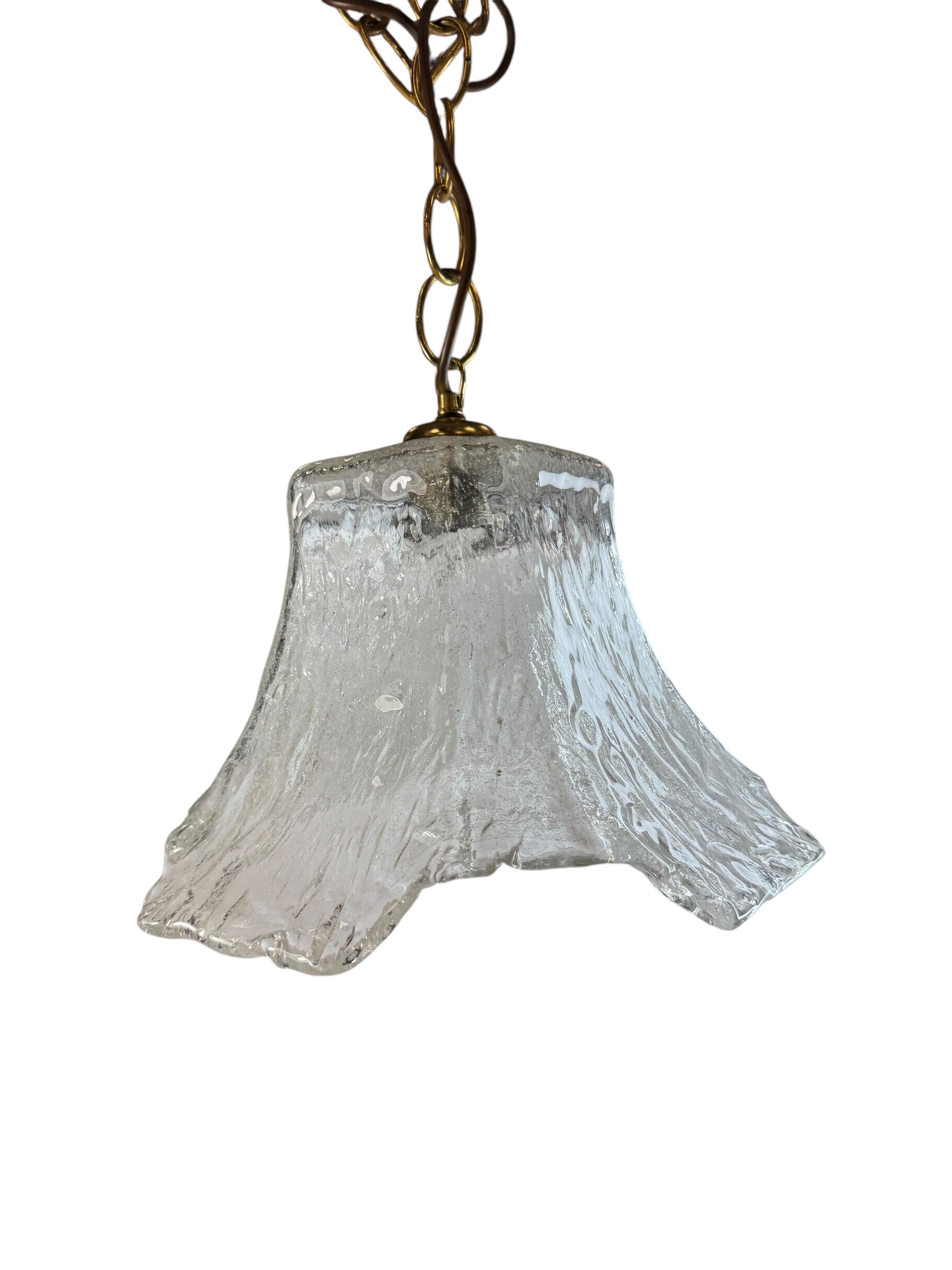 Bellissima lampada in vetro con motivo Pagoda della metà del secolo scorso, nello stile di Carlo Nason, attribuita a Mazzega, Italia. L'apparecchio richiede una lampadina Edison E27, fino a 60 watt. Misure: La parte in vetro è alta circa 9