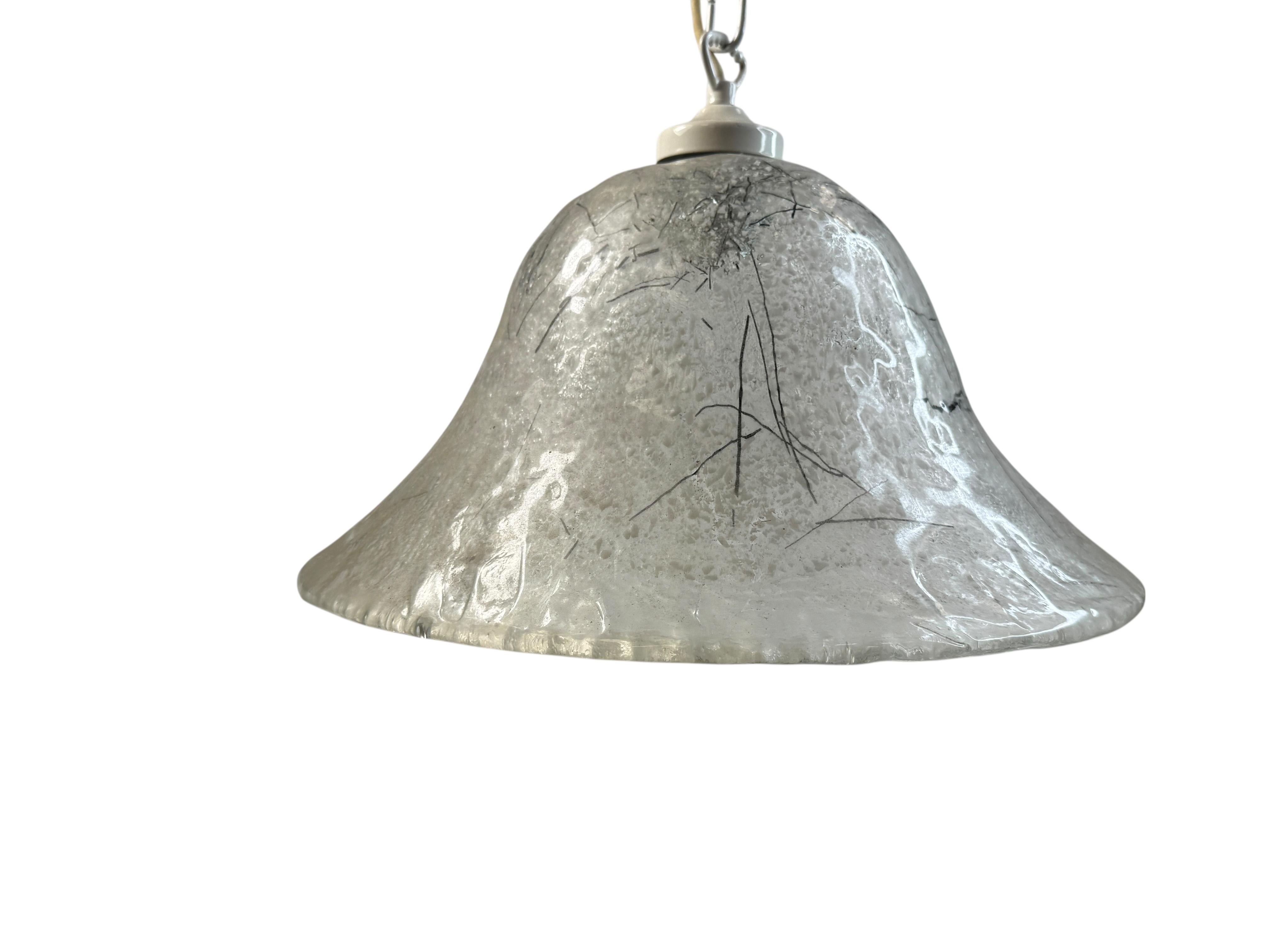 Bellissimo apparecchio in vetro di metà secolo nello stile di Carlo Nason attribuito a Mazzega, Italia. L'apparecchio richiede una lampadina Edison E27, fino a 100 watt. Misure: La parte in vetro ha un'altezza di circa 8