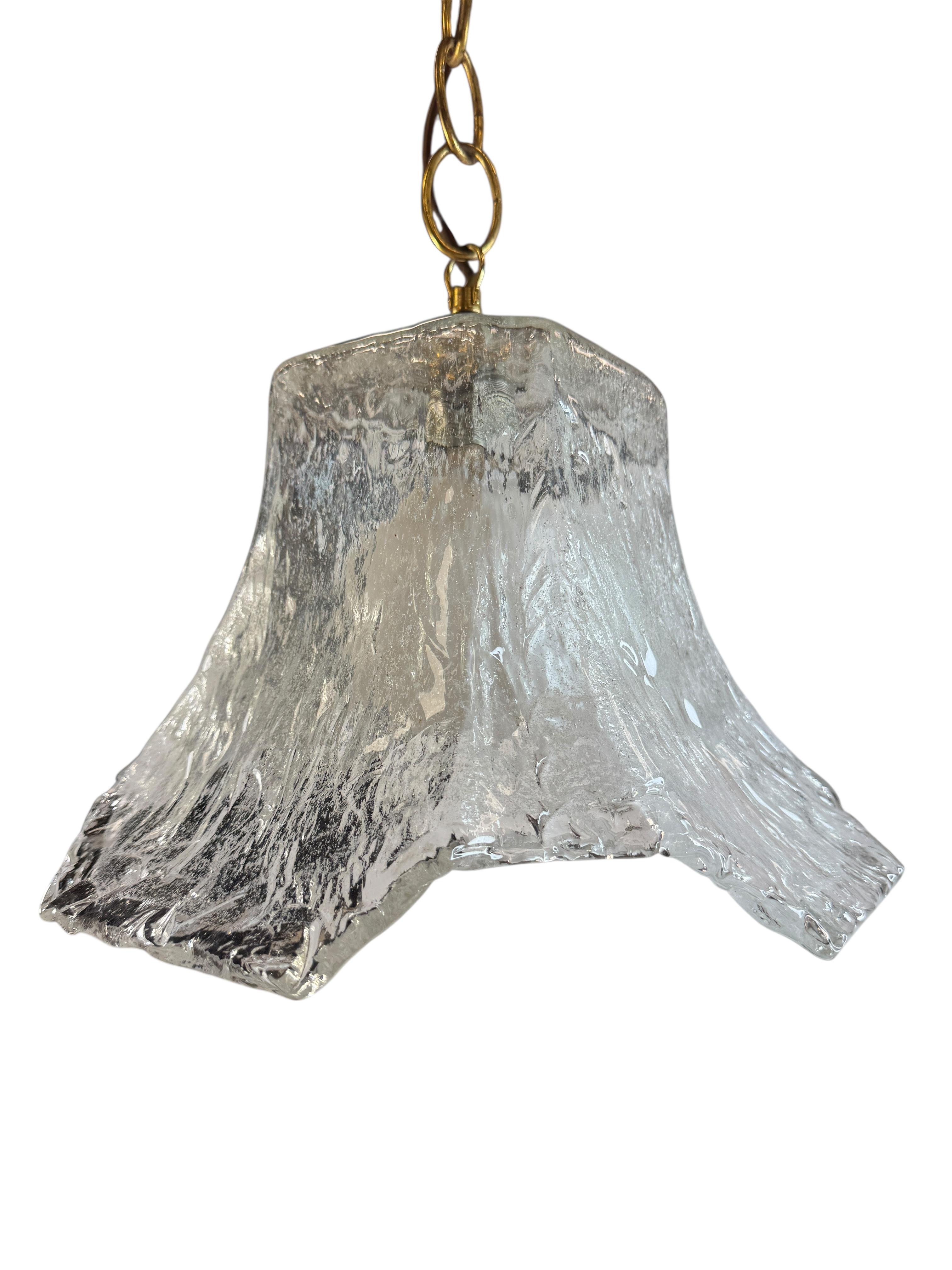 Mid-Century moderno Bellissima lampada a sospensione nello stile di Carlo Nason per Mazzega, Italia in vendita