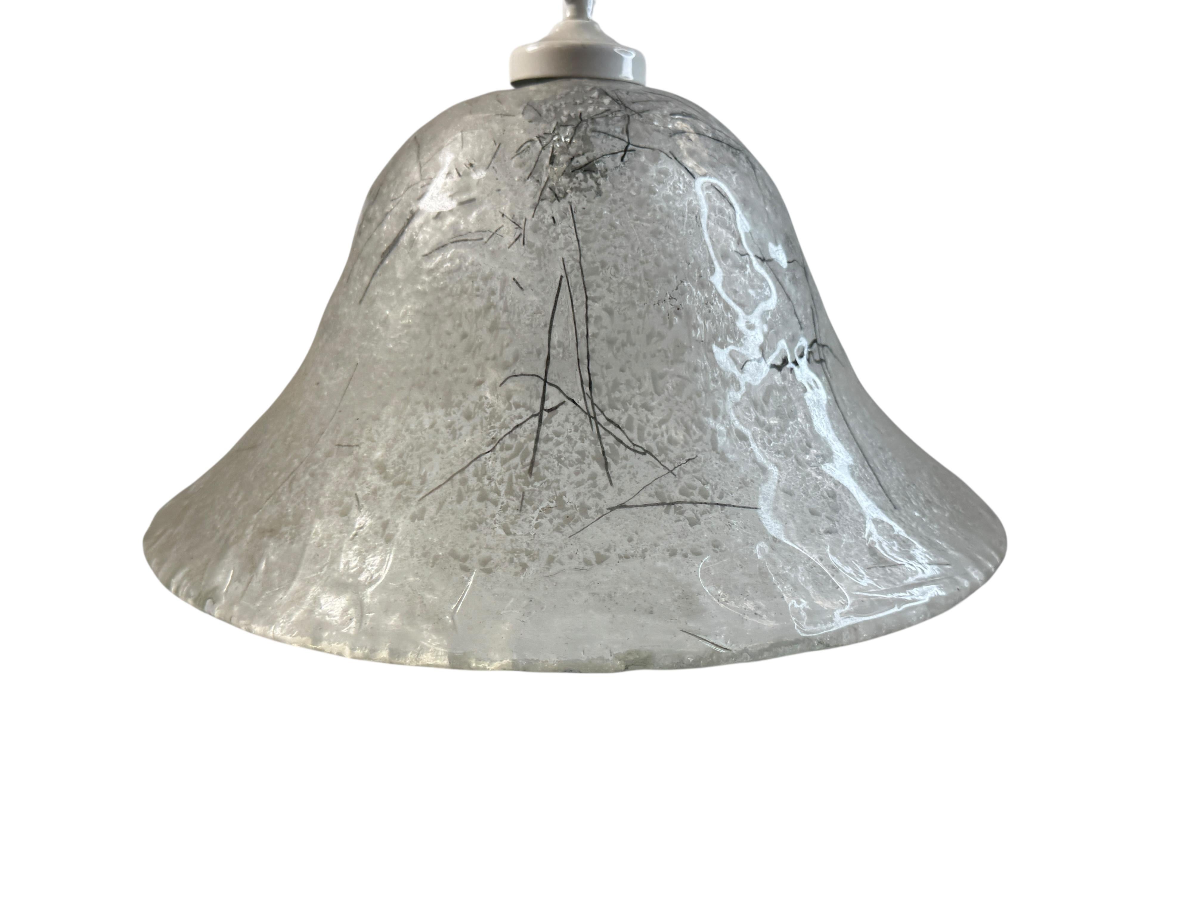 Mid-Century moderno Bellissima lampada a sospensione nello stile di Carlo Nason per Mazzega, Italia in vendita