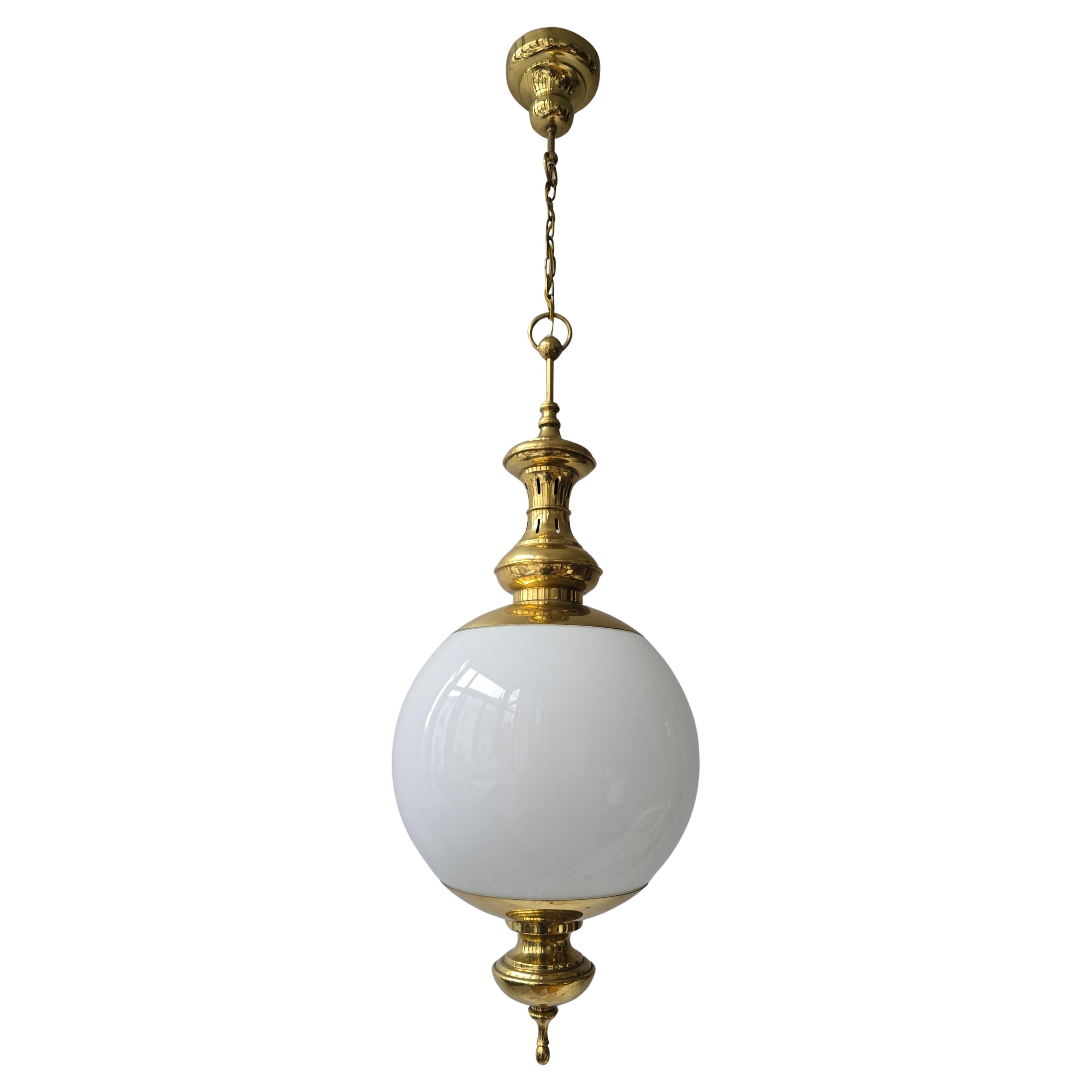 Bellissima lampada a sospensione antica con ottone e vetro opalino

Questa lampada senza tempo combina l'ottone di alta qualità con un bellissimo globo di vetro opalino, che fornisce un'illuminazione suggestiva e calda. Quando è acceso, il paralume