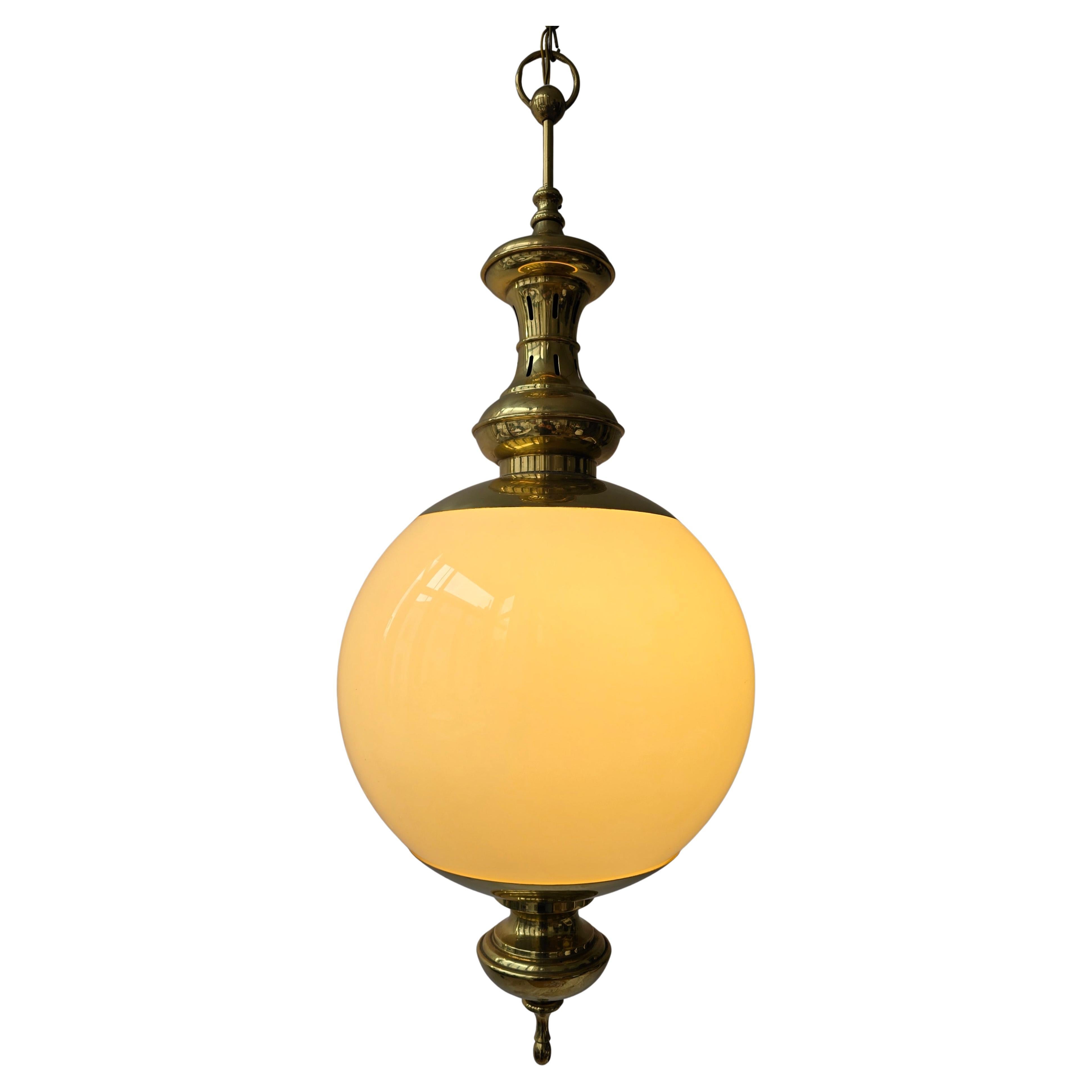 Mid-Century moderno Bellissima lampada a sospensione con ottone e vetro opalino in vendita