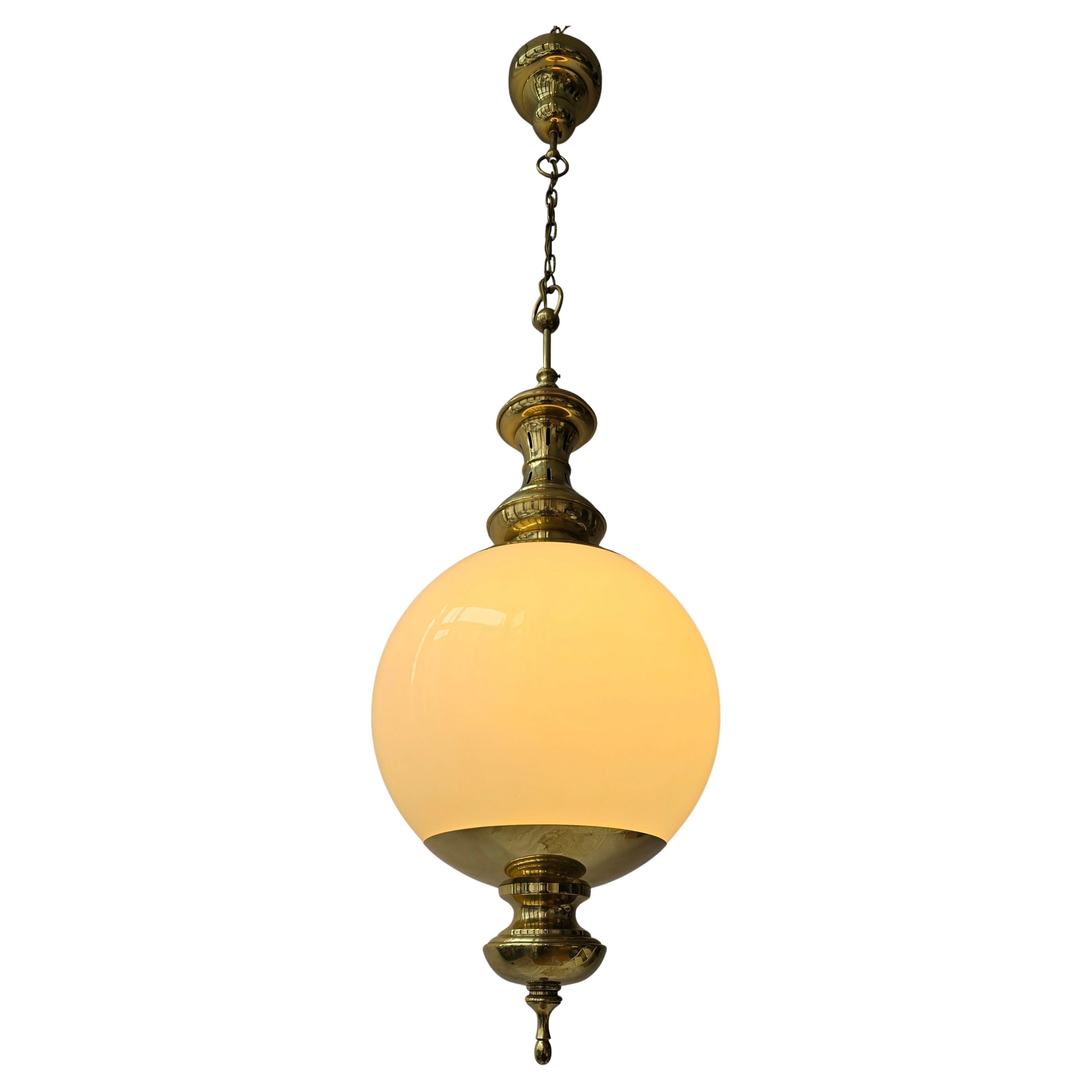 Bellissima lampada a sospensione con ottone e vetro opalino In condizioni buone in vendita a Antwerp, BE
