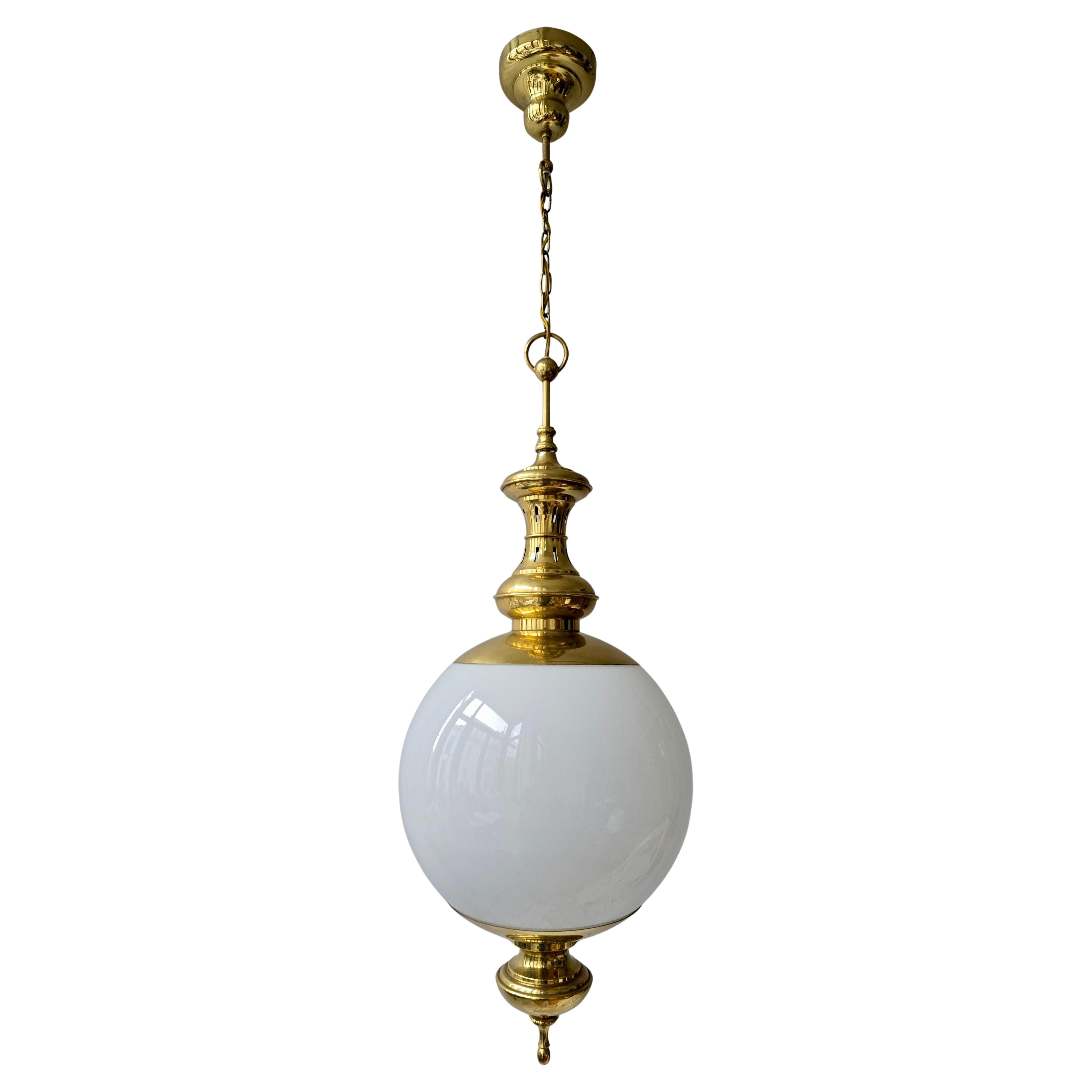XX secolo Bellissima lampada a sospensione con ottone e vetro opalino in vendita