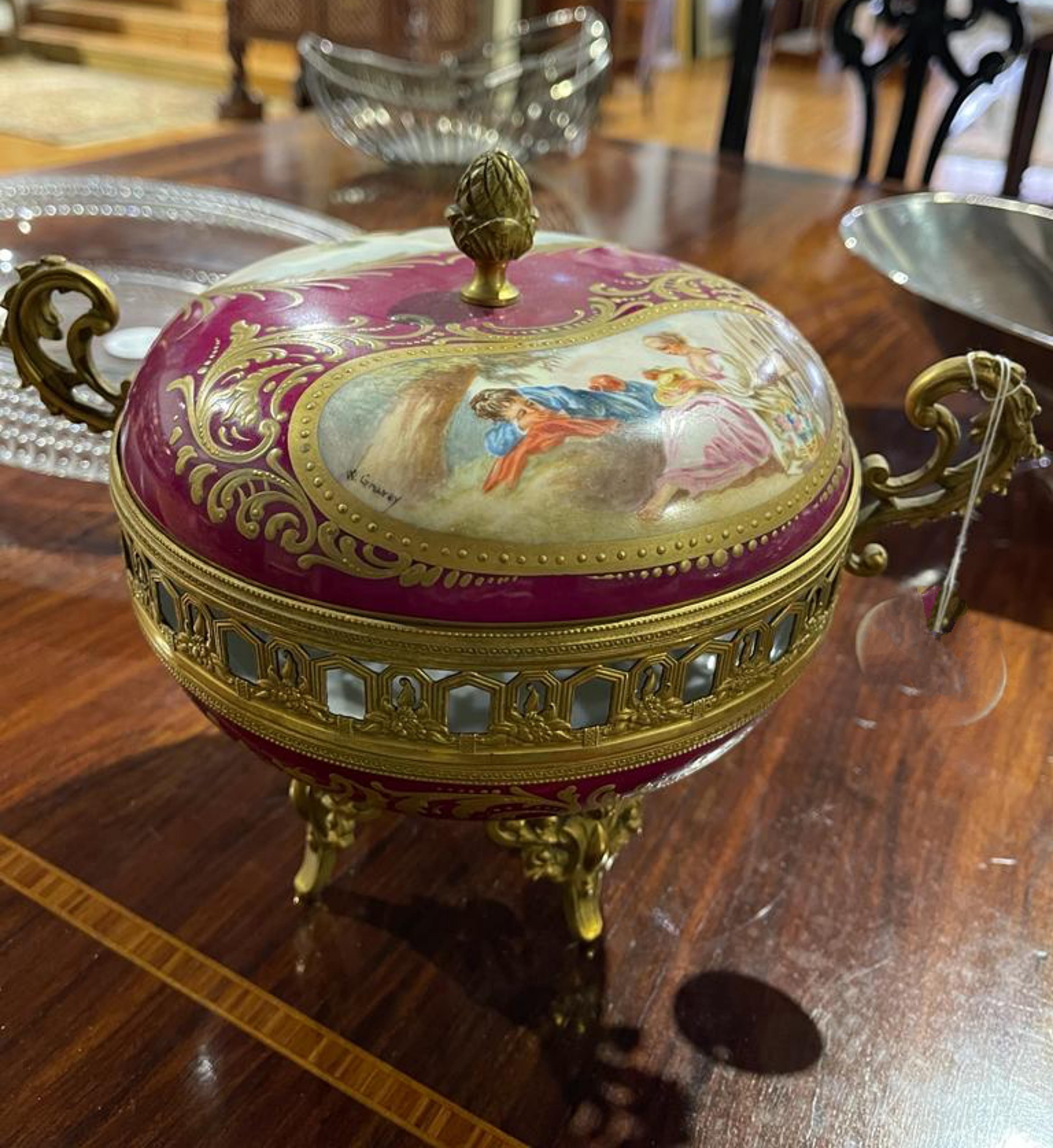 BEAU PARFUM Sèvres 18ème siècle

En porcelaine de Sèvres, avec une monture en bronze doré, décor polychrome et doré d'une scène de paysage galant et de motifs floraux.
Signé.
Dim. : 21 x 25 cm.
bonnes conditions