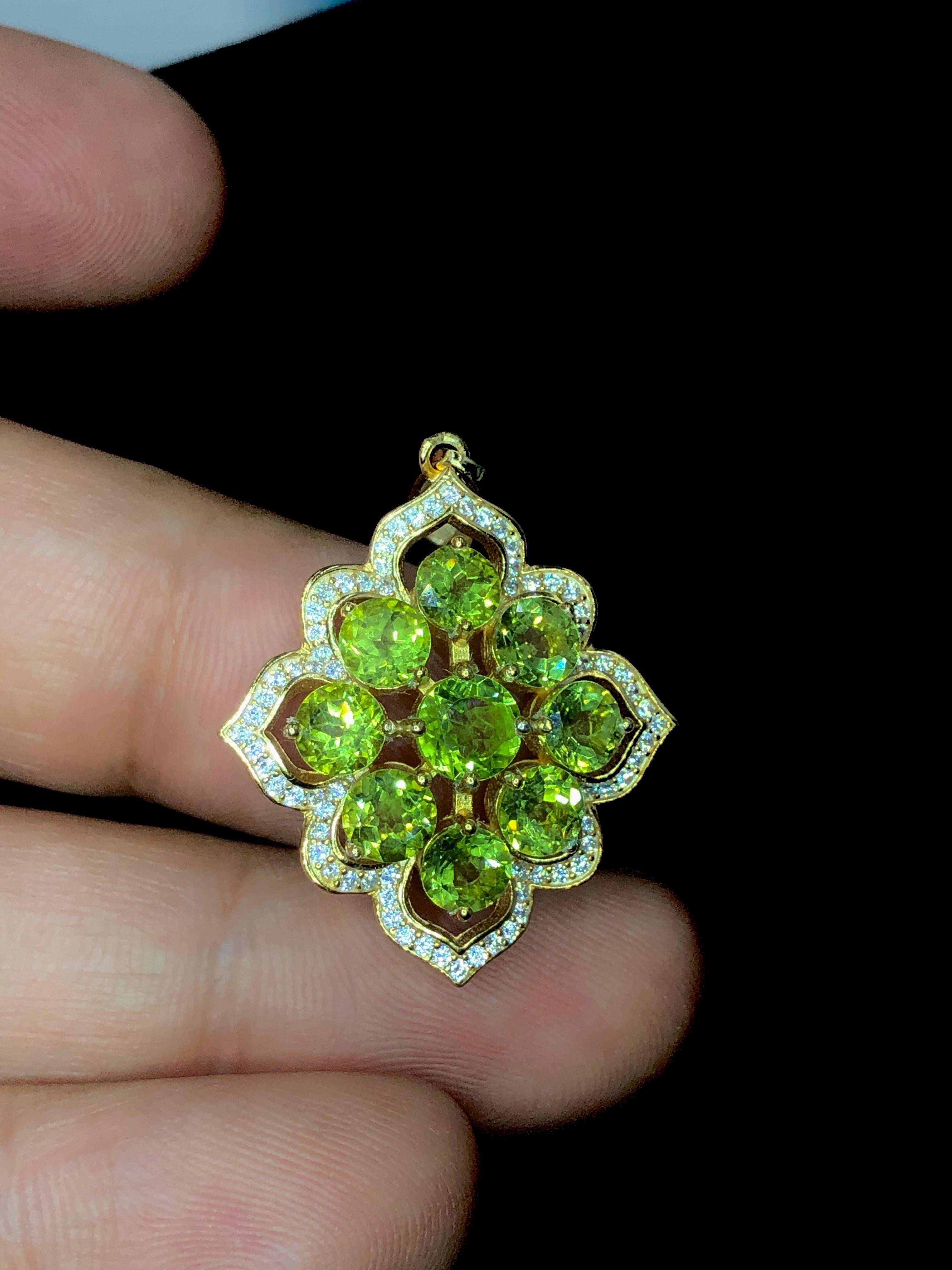 Round Cut Beautiful peridot pendant gold plated 925 silver For Sale