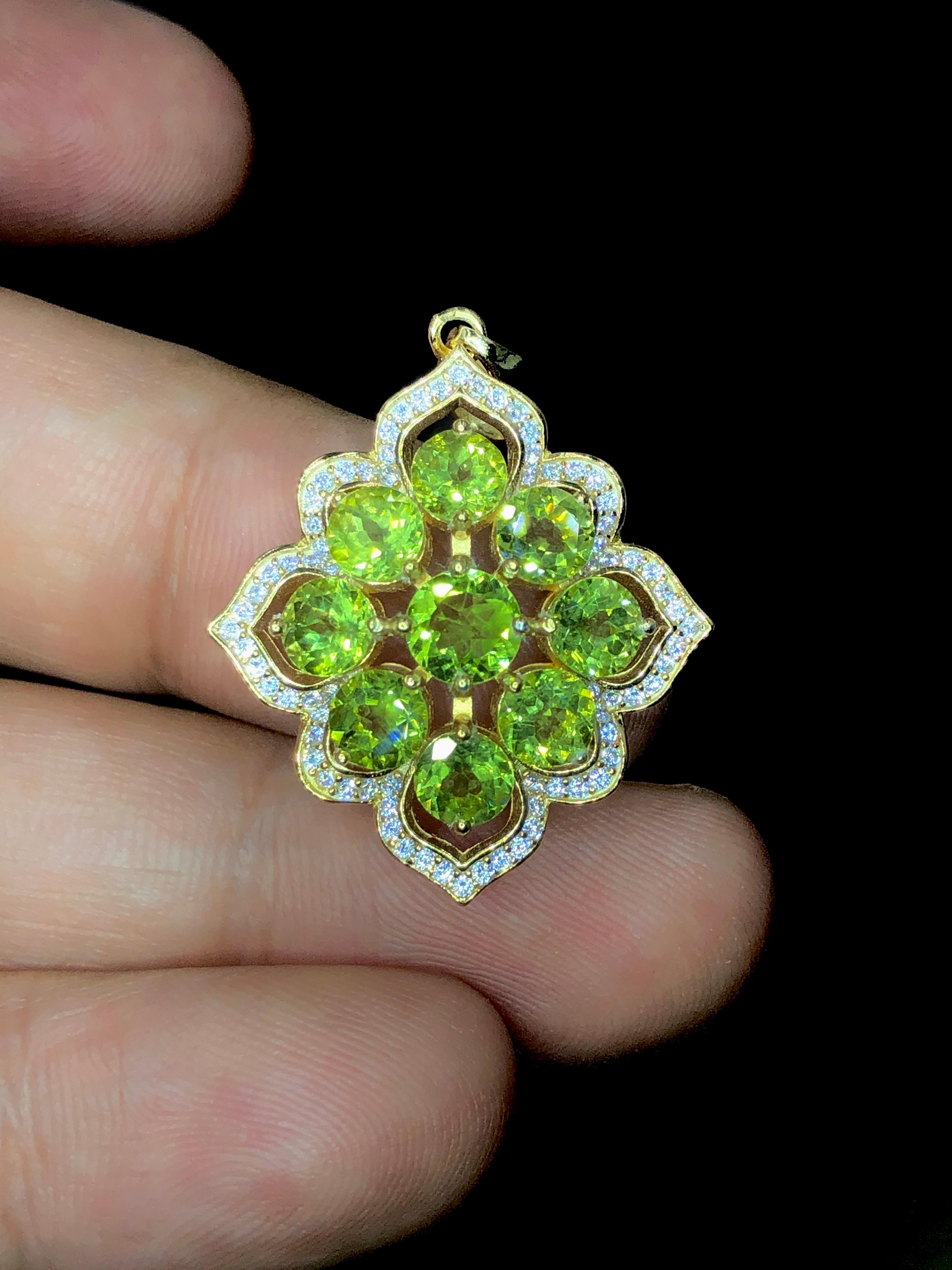 Beautiful peridot pendant gold plated 925 silver In New Condition For Sale In Bangkok, TH