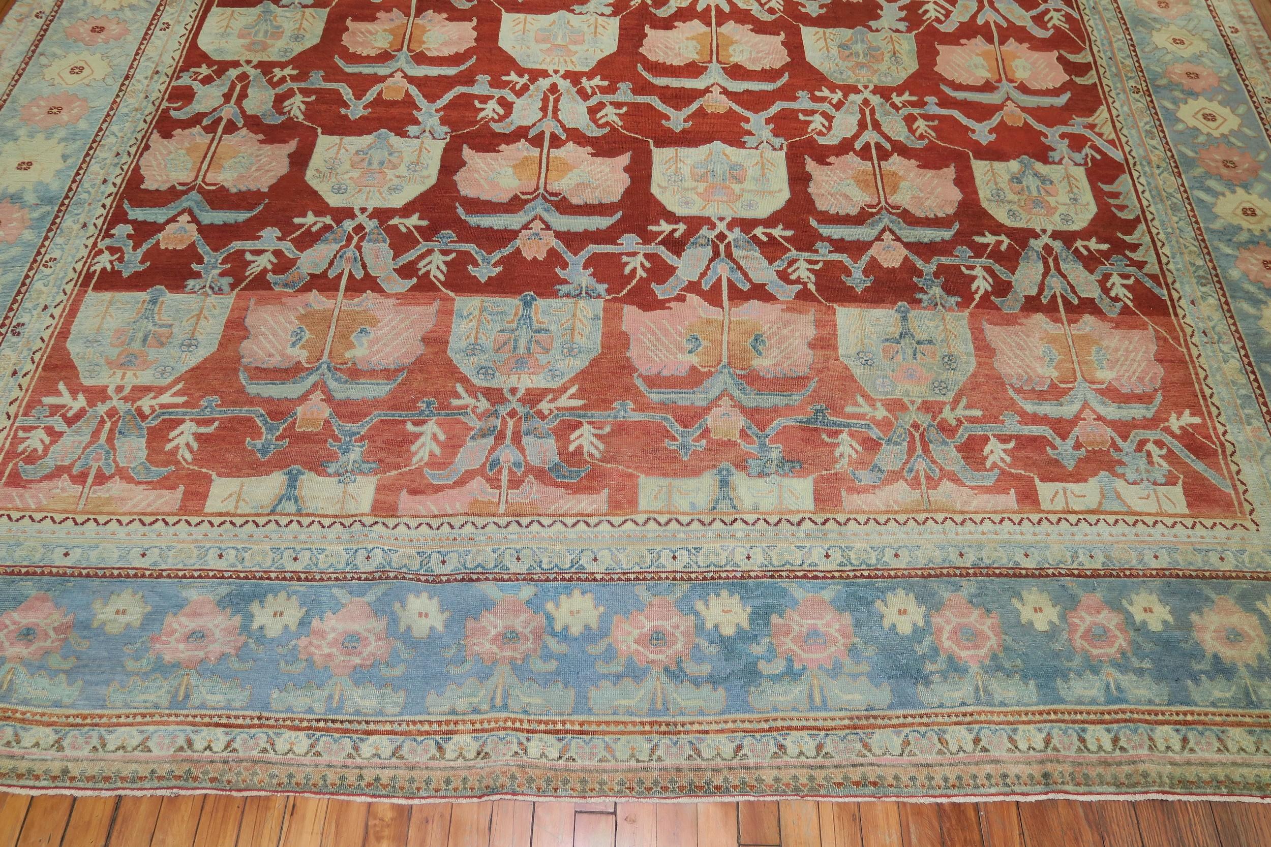 Colonial britannique Magnifique tapis persan à motifs floraux en vente
