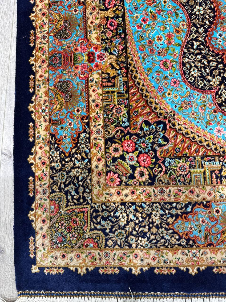Beautiful Persian Style Rug  In New Condition For Sale In Sharjah, AE