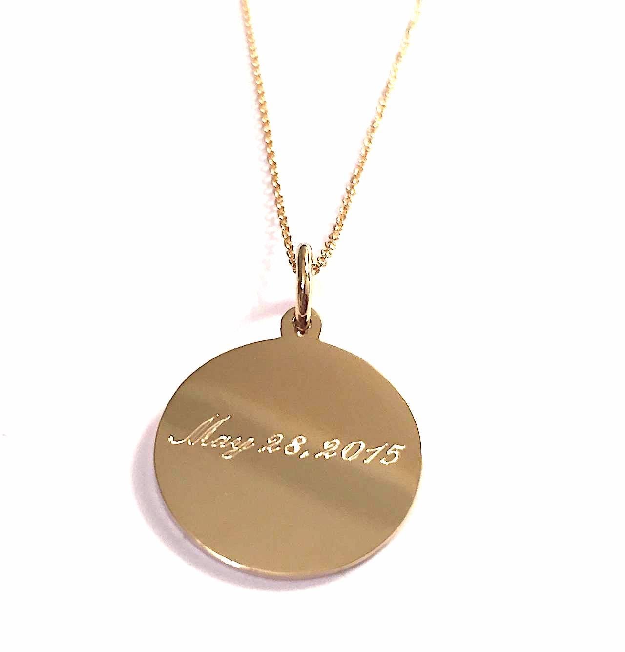 Schöner gravierter Goldkreis-Anhänger und Kette.  Dies ist ein wunderbares personalisiertes Geschenk zum Schulabschluss oder ein Andenken an einen besonderen Anlass.  Die Vorderseite kann mit einer einzelnen Initiale oder einem Monogramm, einem