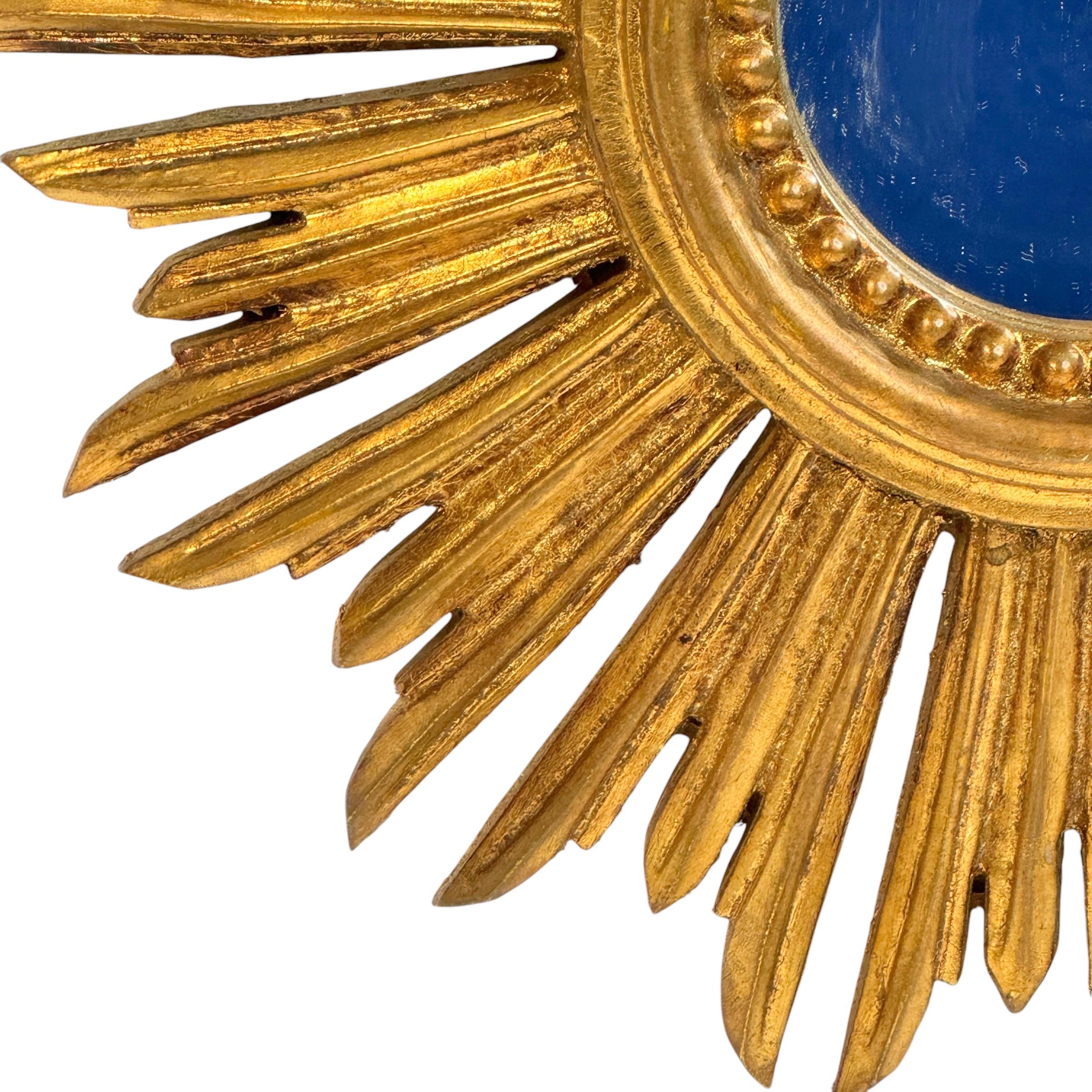 Schöner Petite Starburst Sunburst Vergoldeter Holzspiegel, Deutschland ca. 1950er Jahre (Hollywood Regency) im Angebot