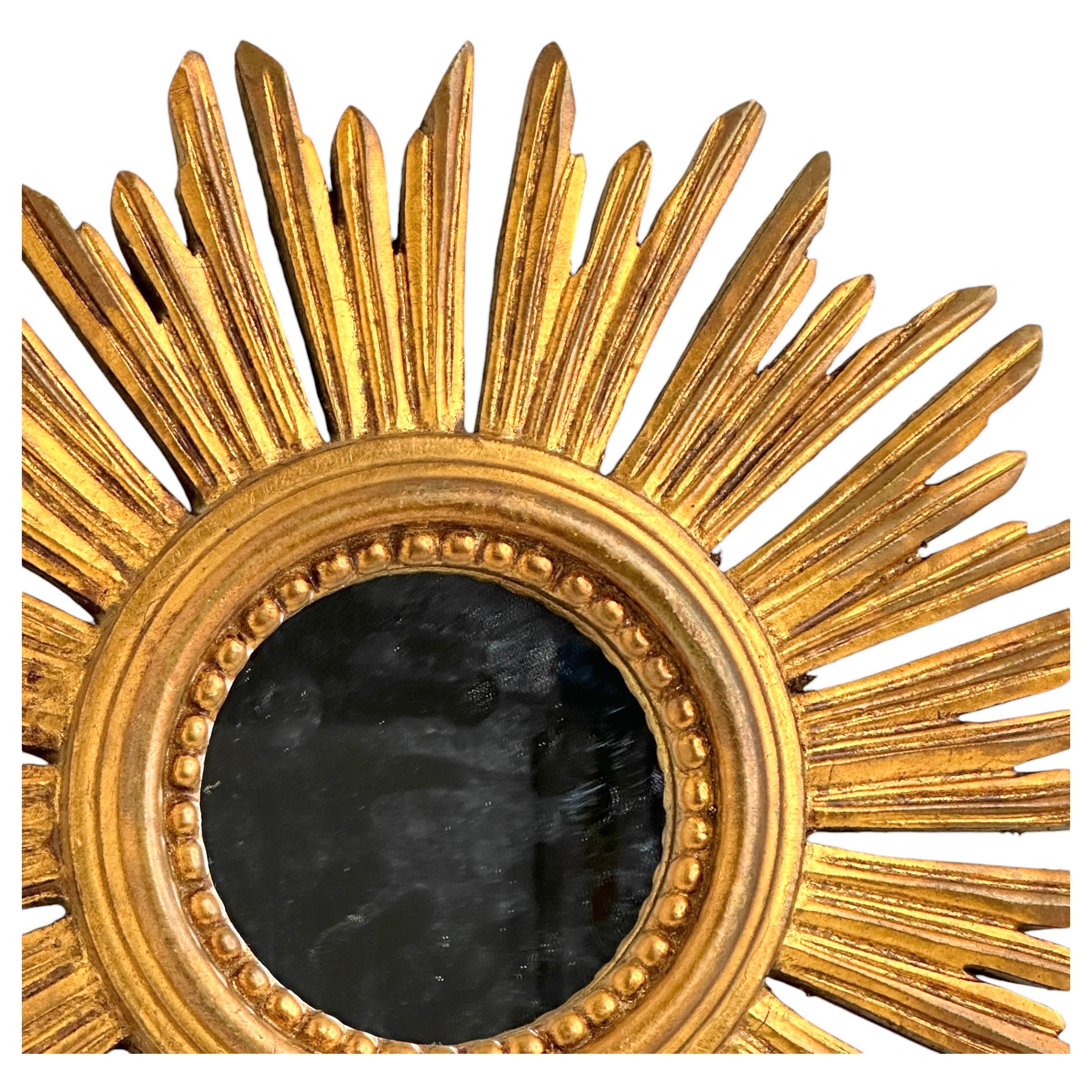 Schöner Petite Starburst Sunburst Vergoldeter Holzspiegel, Deutschland ca. 1950er Jahre (Spiegel) im Angebot