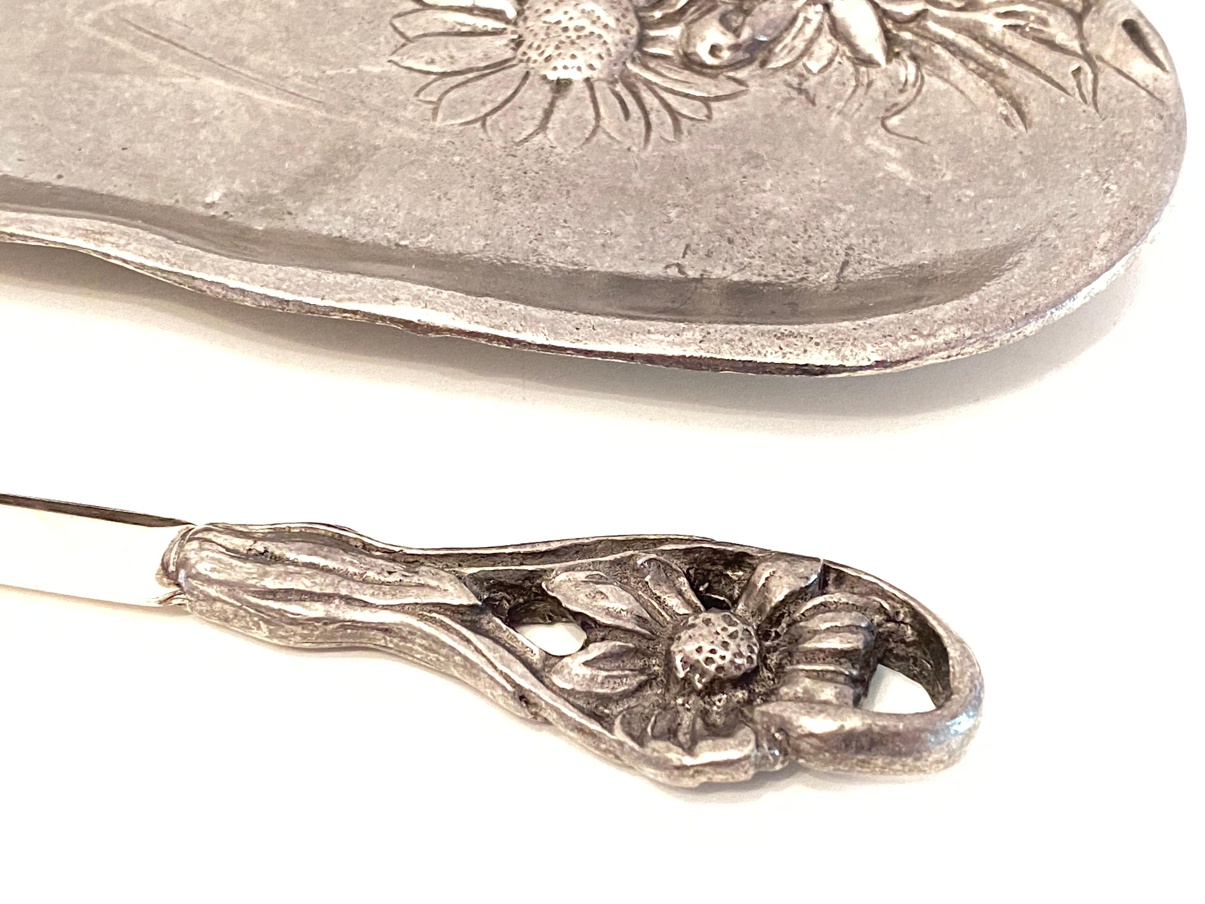 This lovely piece is typical 1950s or older. A catchall and a letter opener for your desk. Made of 95% pewter. The set is in very good condition and a nice patina. There are no damages. A nice addition to your collection or just to display it at