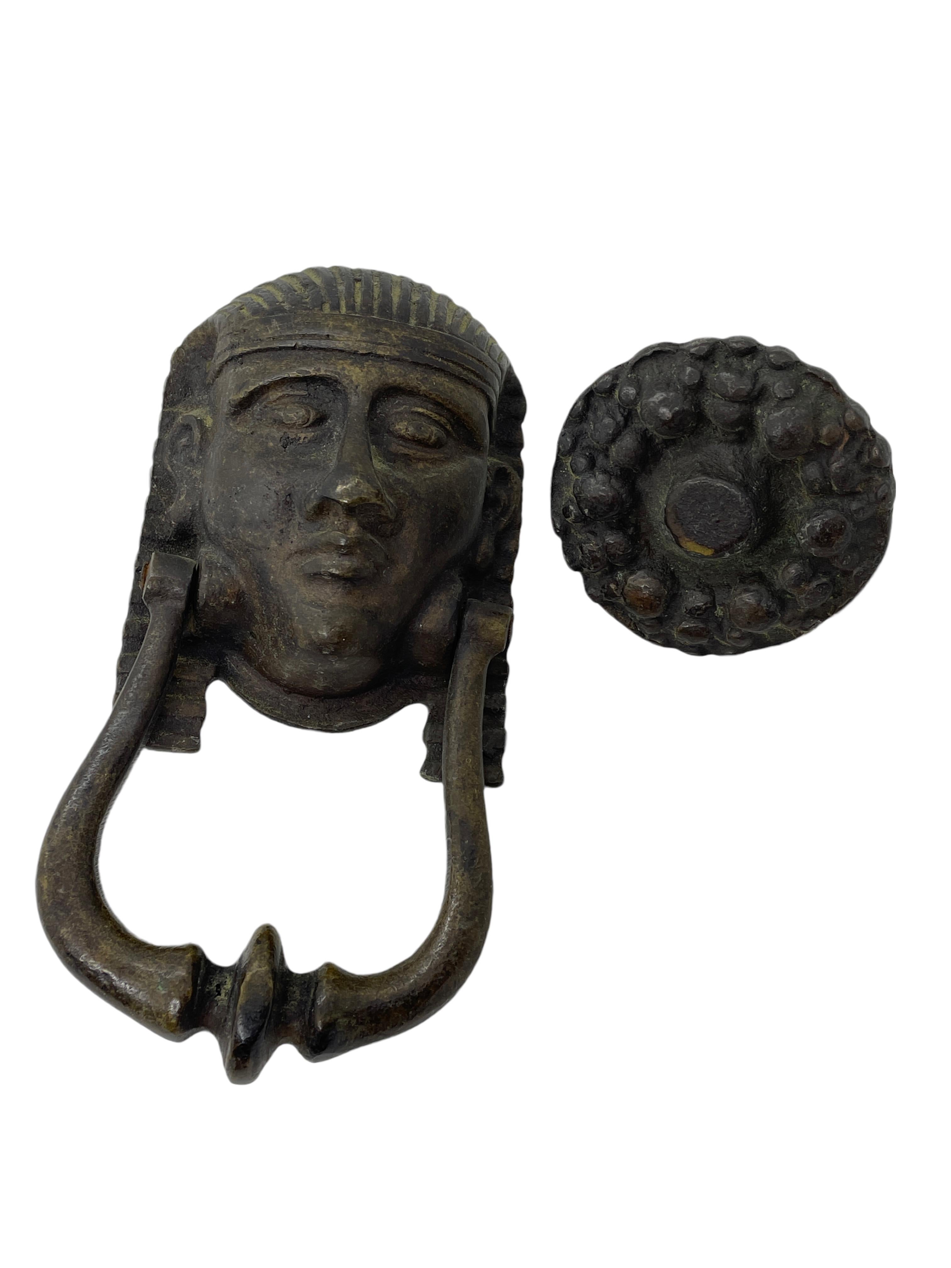 Heurtoir allemand classique du 19e siècle à tête de pharaon, en bronze. Un bel ajout à votre porte d'entrée. Trouvé dans une vente immobilière en Allemagne. Il n'est pas marqué.