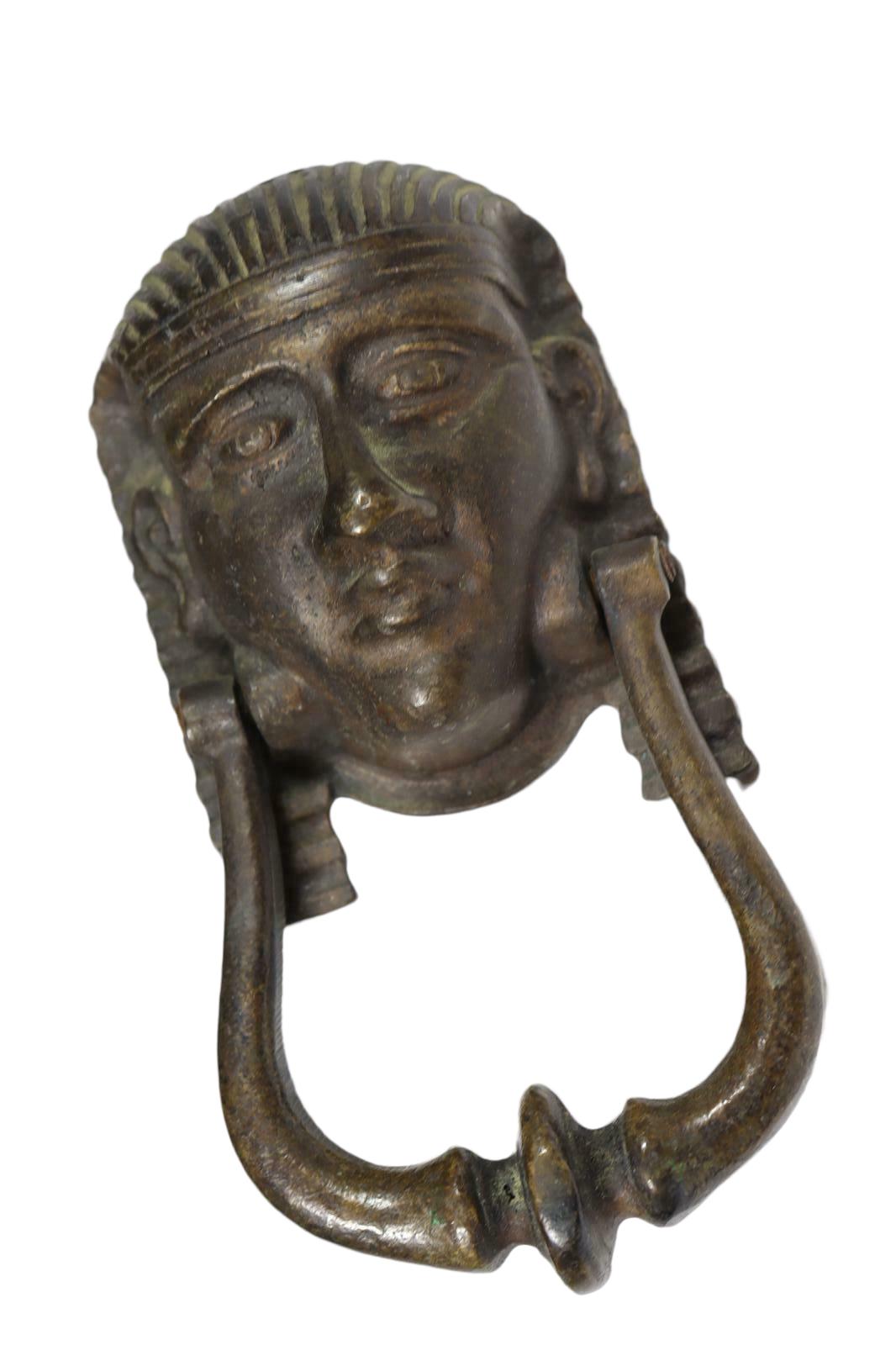 Allemand Magnifique nœud de porte à tête de pharaon, bronze, Allemagne, 19ème siècle en vente