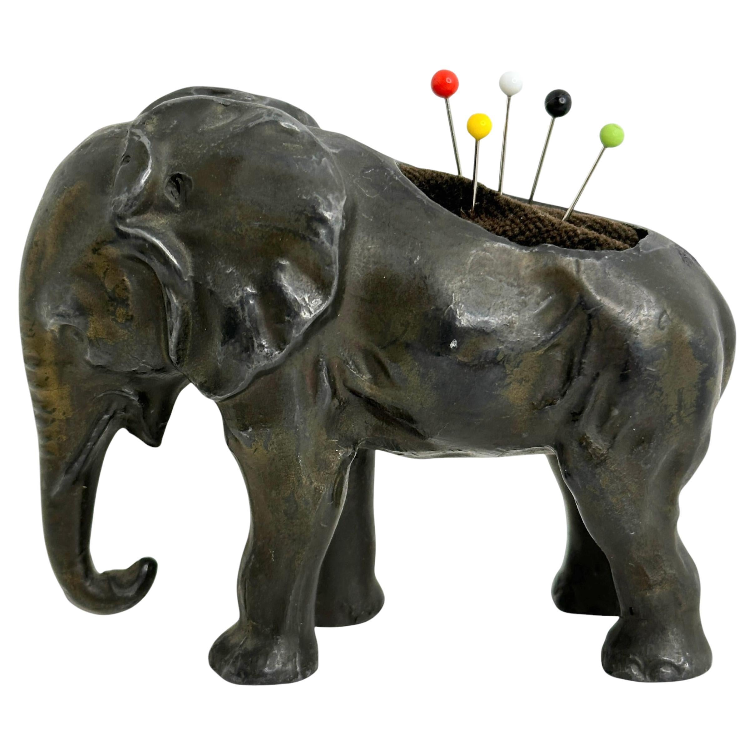 Preciosa figura de elefante de alfiletero S. XIX, década de 1890, Austria