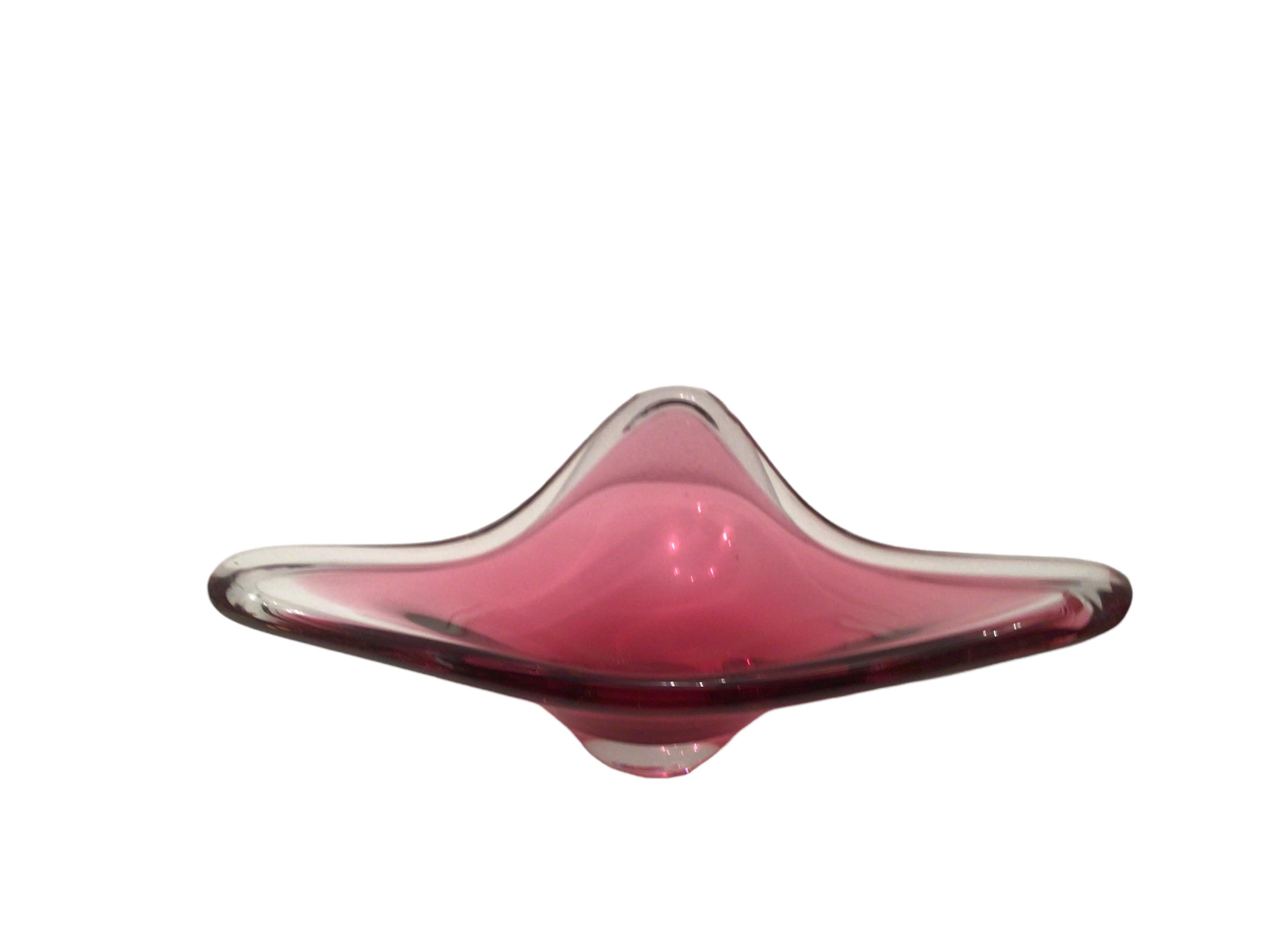 Gorgeous hand blown Murano art glass piece with Sommerso and bullicante techniques. A beautiful organic shaped bowl, catchall or centrepiece, Venice, Murano, Italy, 1980s. Colors are a pink and clear. A nice addition to any room.
