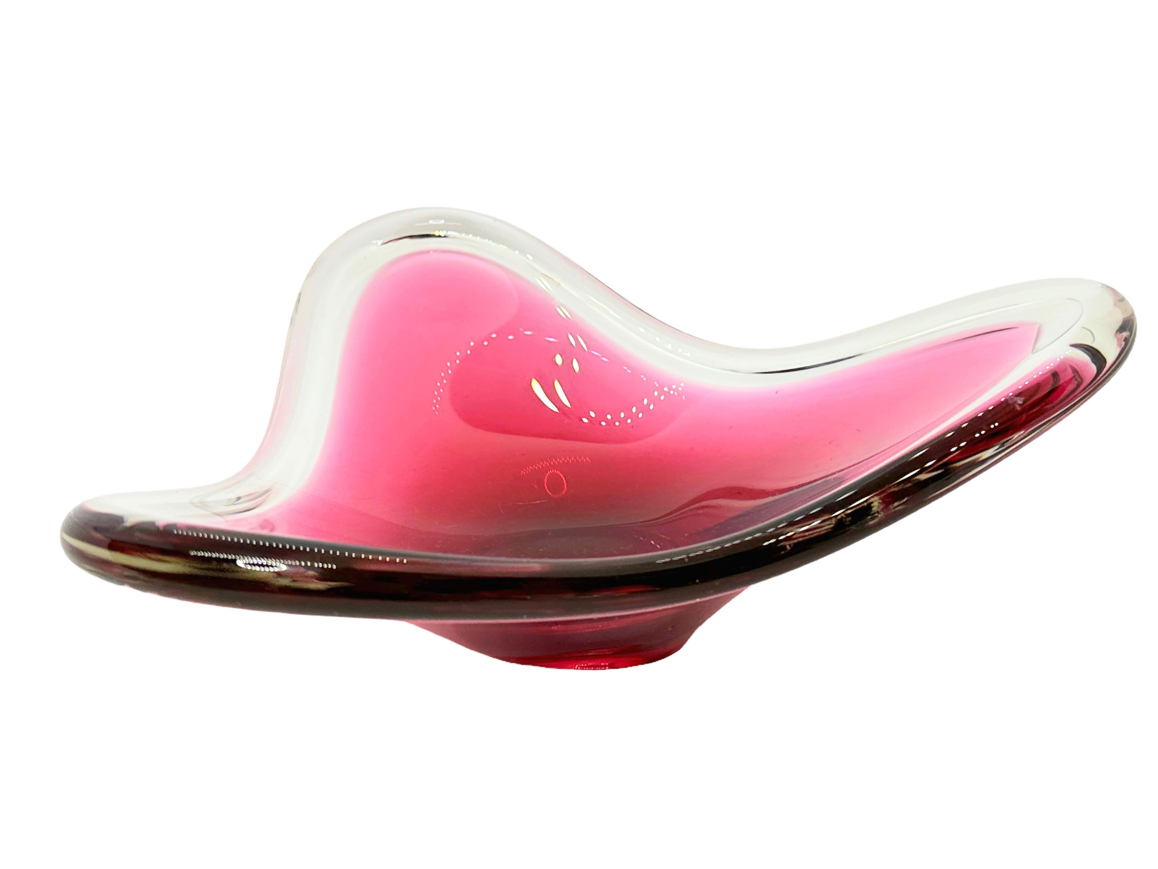 Wunderschönes mundgeblasenes Murano Kunstglas mit Sommerso und Bullicante Techniken. Eine schöne organisch geformte Schale, Auffangschale oder Tafelaufsatz, Venedig, Murano, Italien, 1970er Jahre. Die Farben sind rosa und klar. Eine schöne Ergänzung