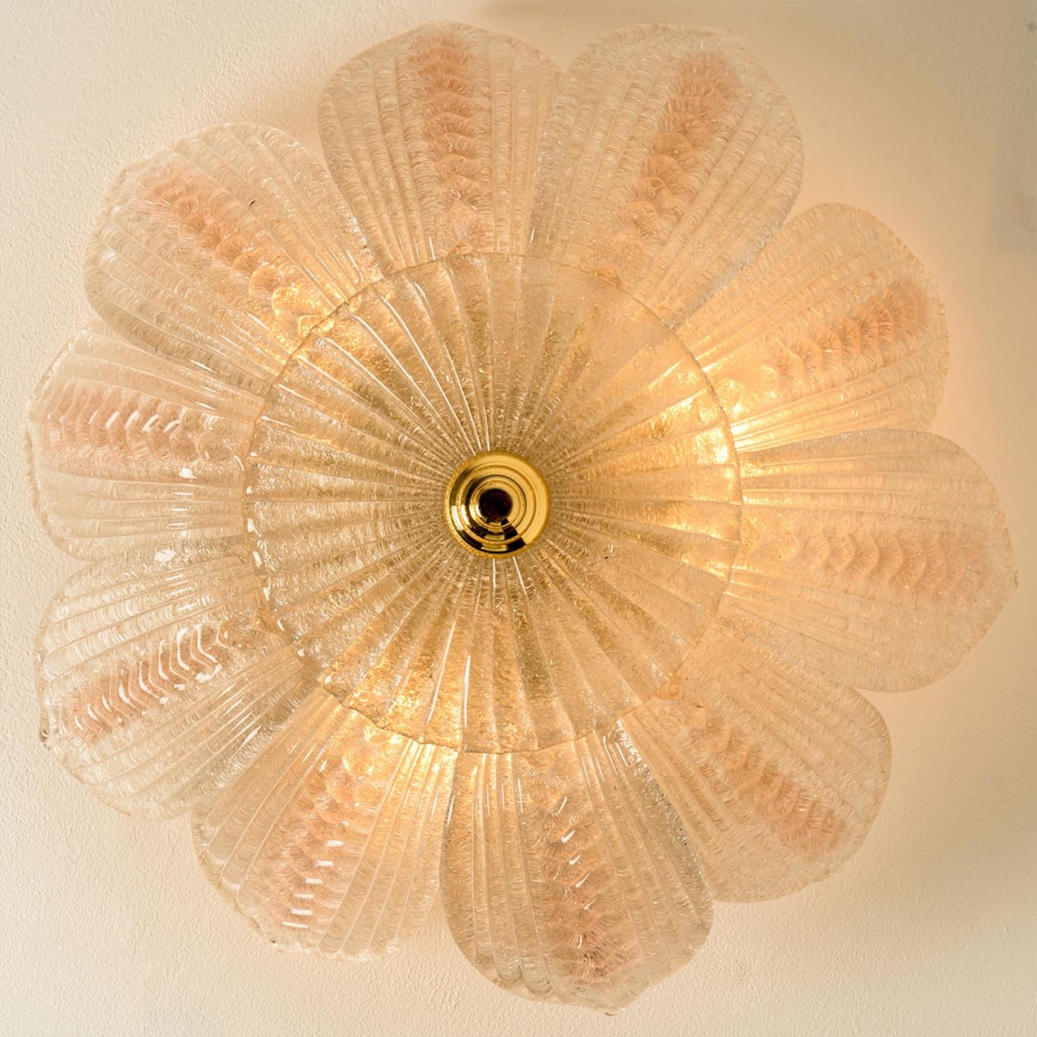 Preciosa araña de cristal transparente rosa y flores de latón, al estilo de Barovier en venta 2