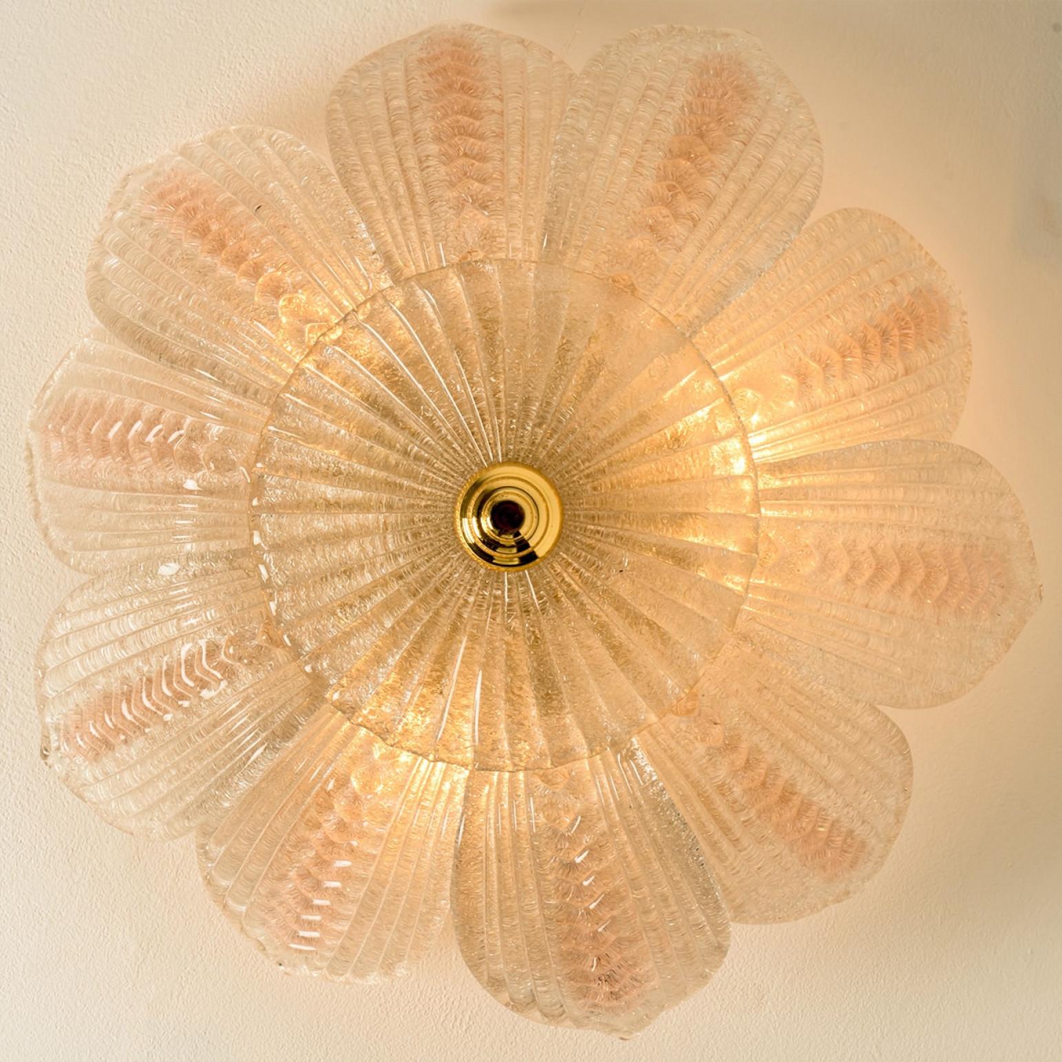 Beautiful Pink Clear Glass and Brass Flower Chandelier, in the style of Barovier en venta 2