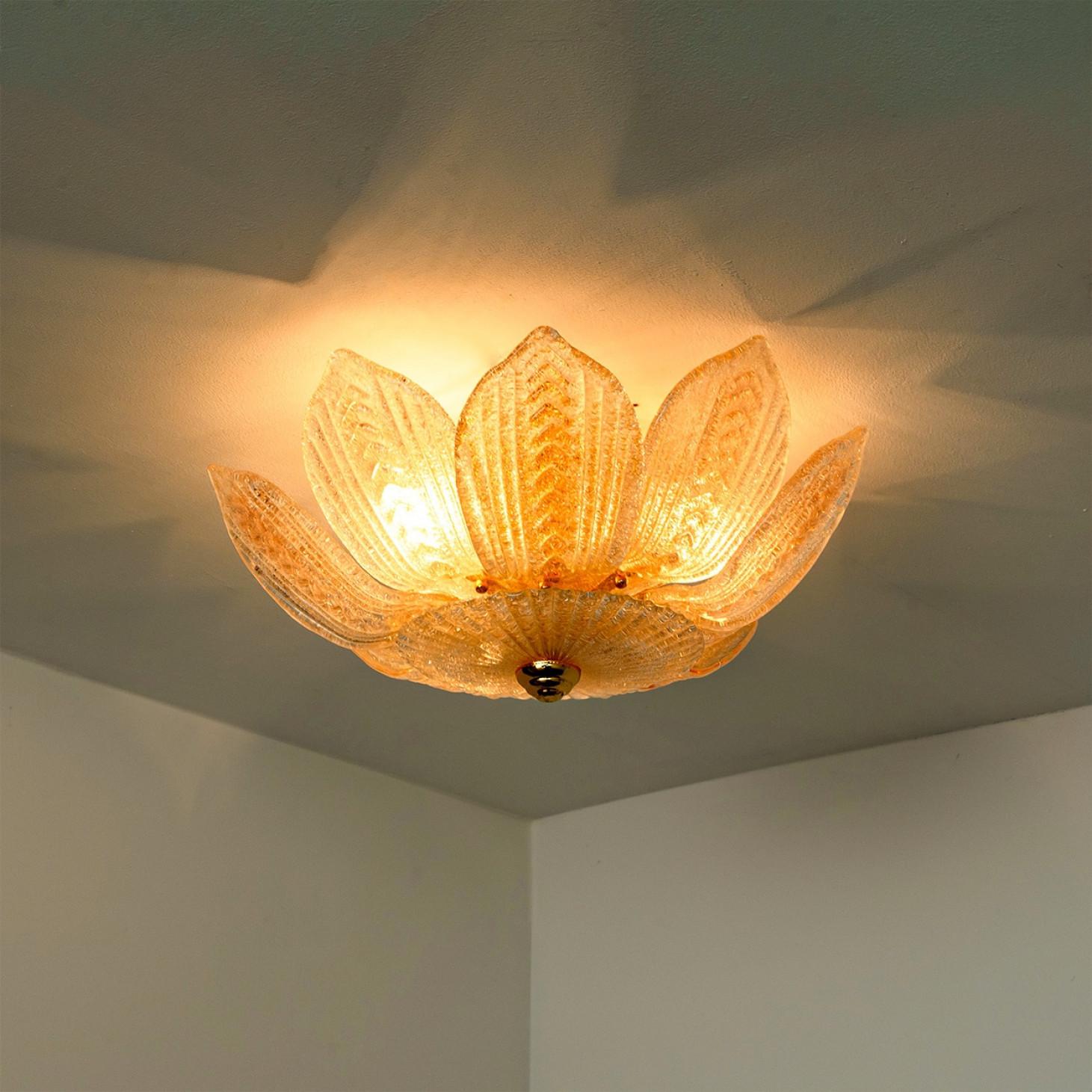 Beautiful Pink Clear Glass and Brass Flower Chandelier, in the style of Barovier en venta 3