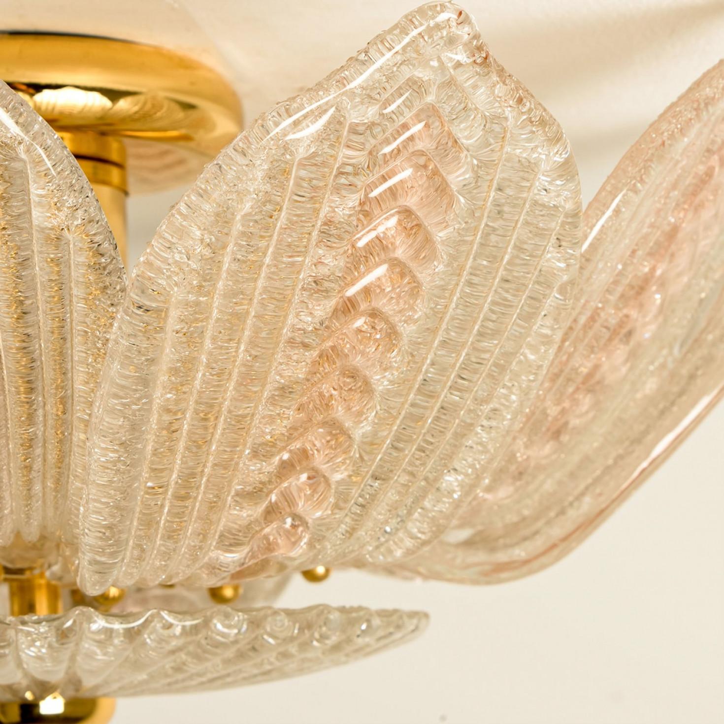 Preciosa araña de cristal transparente rosa y flores de latón, al estilo de Barovier Moderno de mediados de siglo en venta