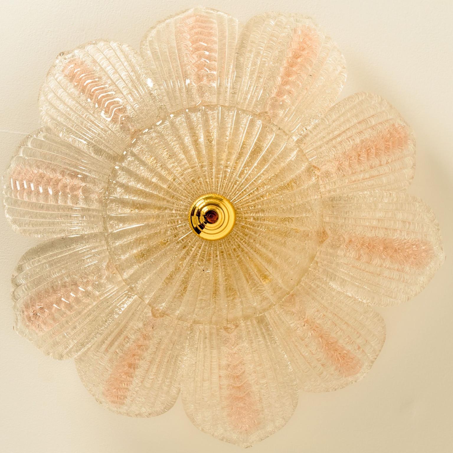 Italiano Bellissimo lampadario a fiori in vetro trasparente rosa e ottone, nello stile di Barovier in vendita