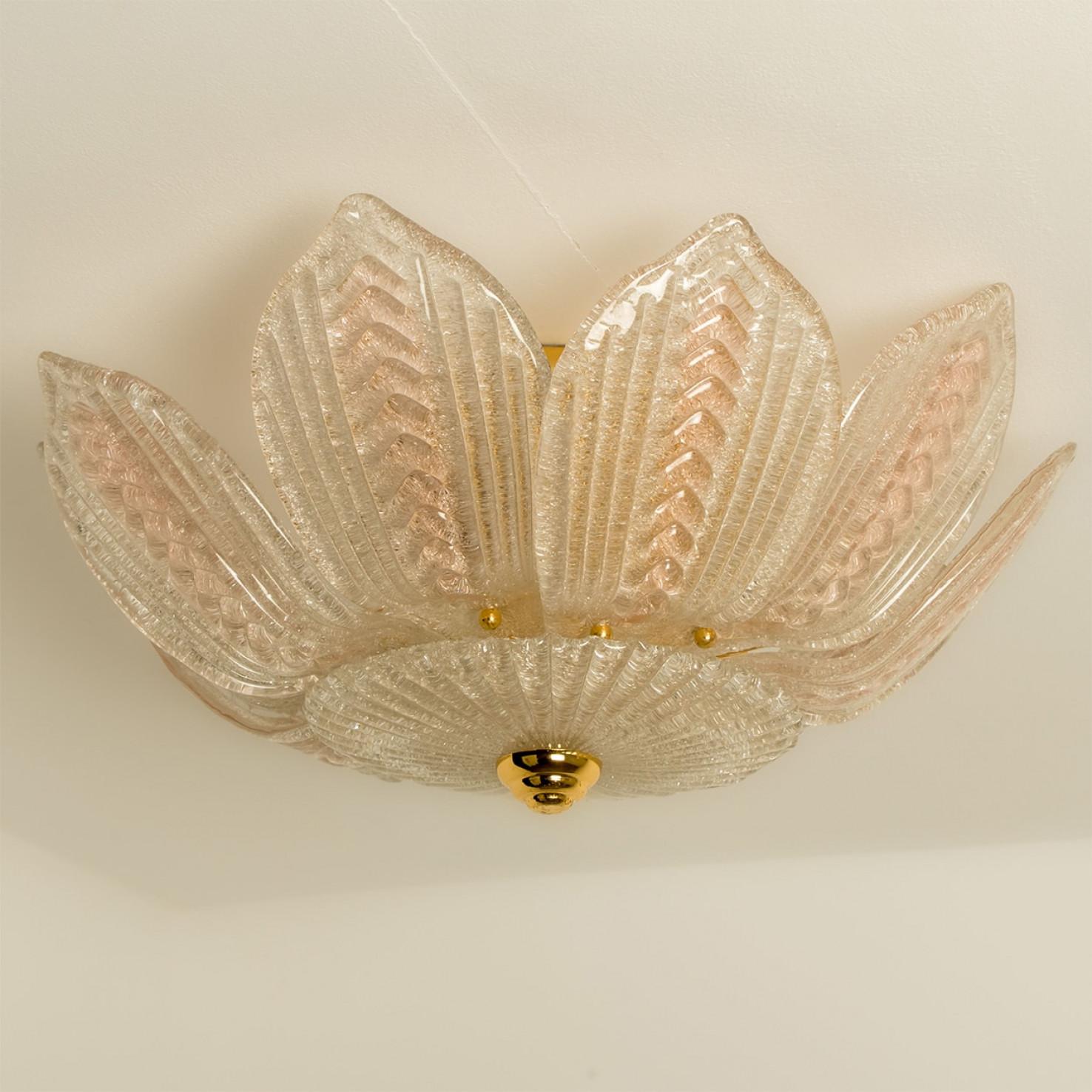 Preciosa araña de cristal transparente rosa y flores de latón, al estilo de Barovier en Bueno estado para la venta en Rijssen, NL