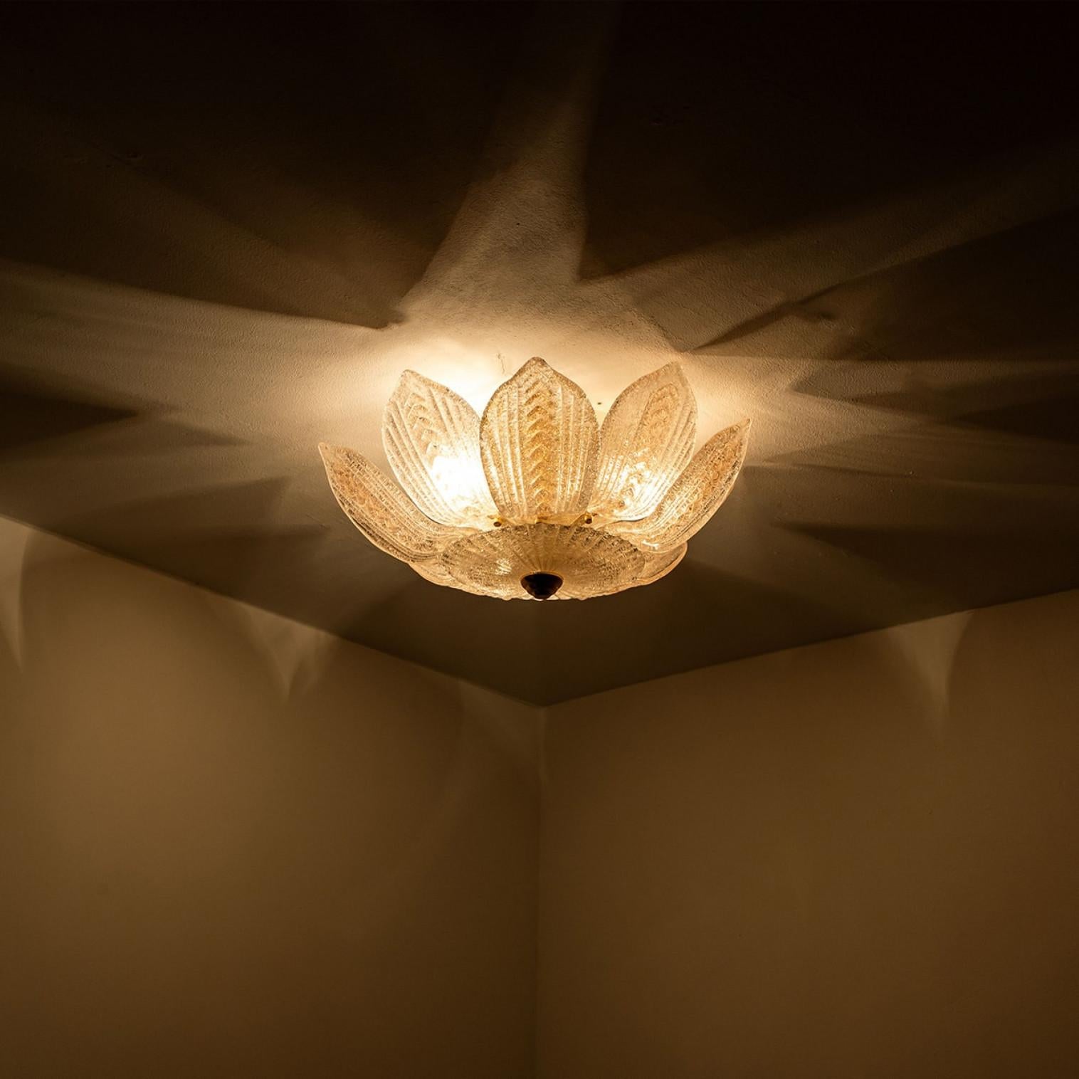 Metà XX secolo Bellissimo lampadario a fiori in vetro trasparente rosa e ottone, nello stile di Barovier in vendita