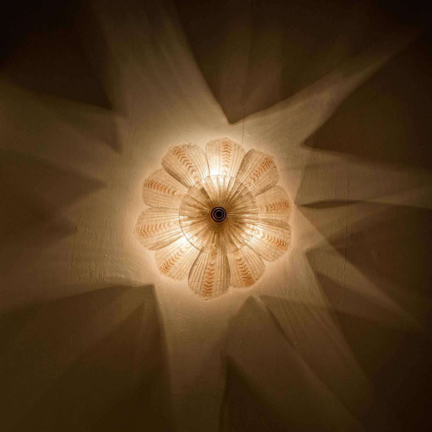 Ottone Bellissimo lampadario a fiori in vetro trasparente rosa e ottone, nello stile di Barovier in vendita