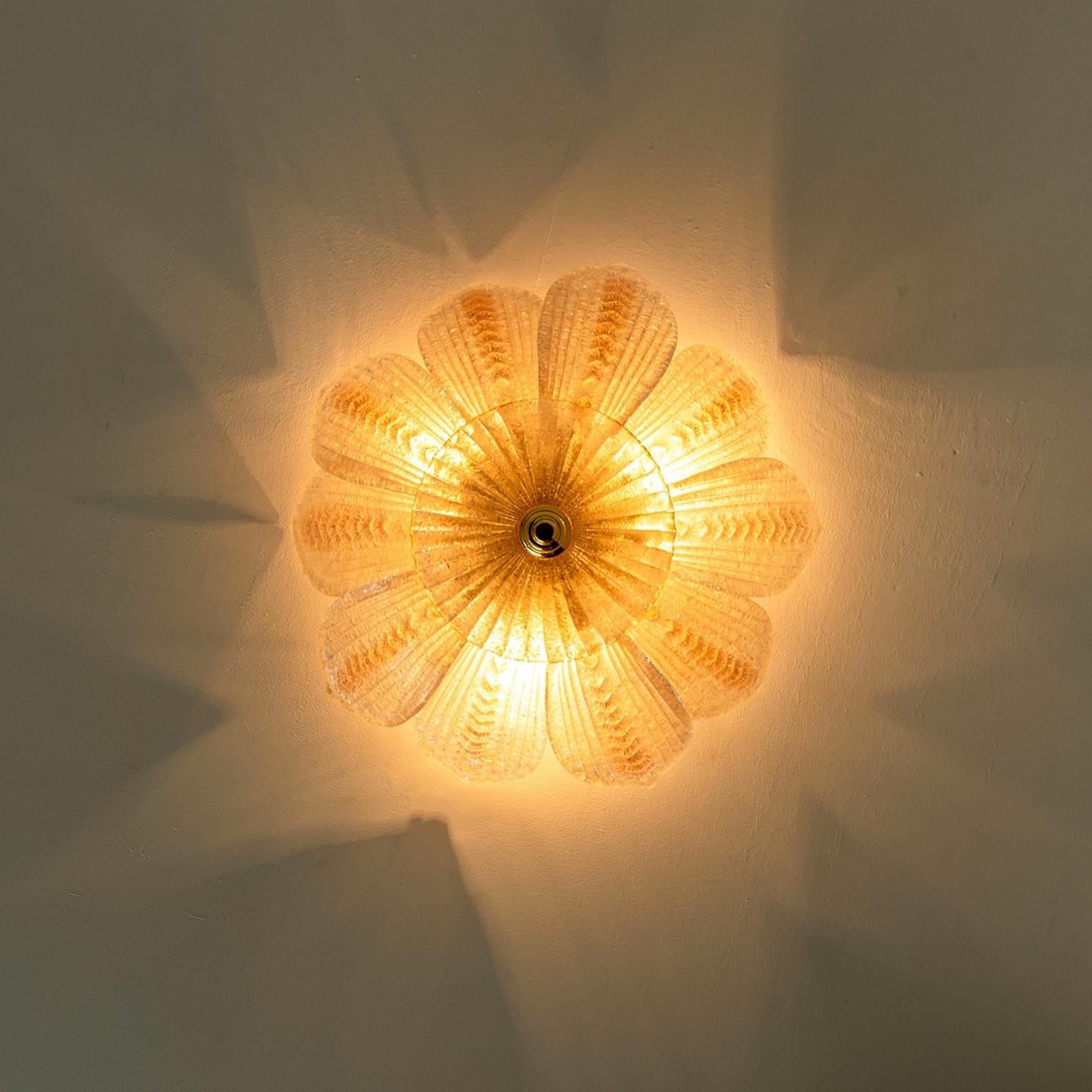 Beautiful Pink Clear Glass and Brass Flower Chandelier, in the style of Barovier en venta 1