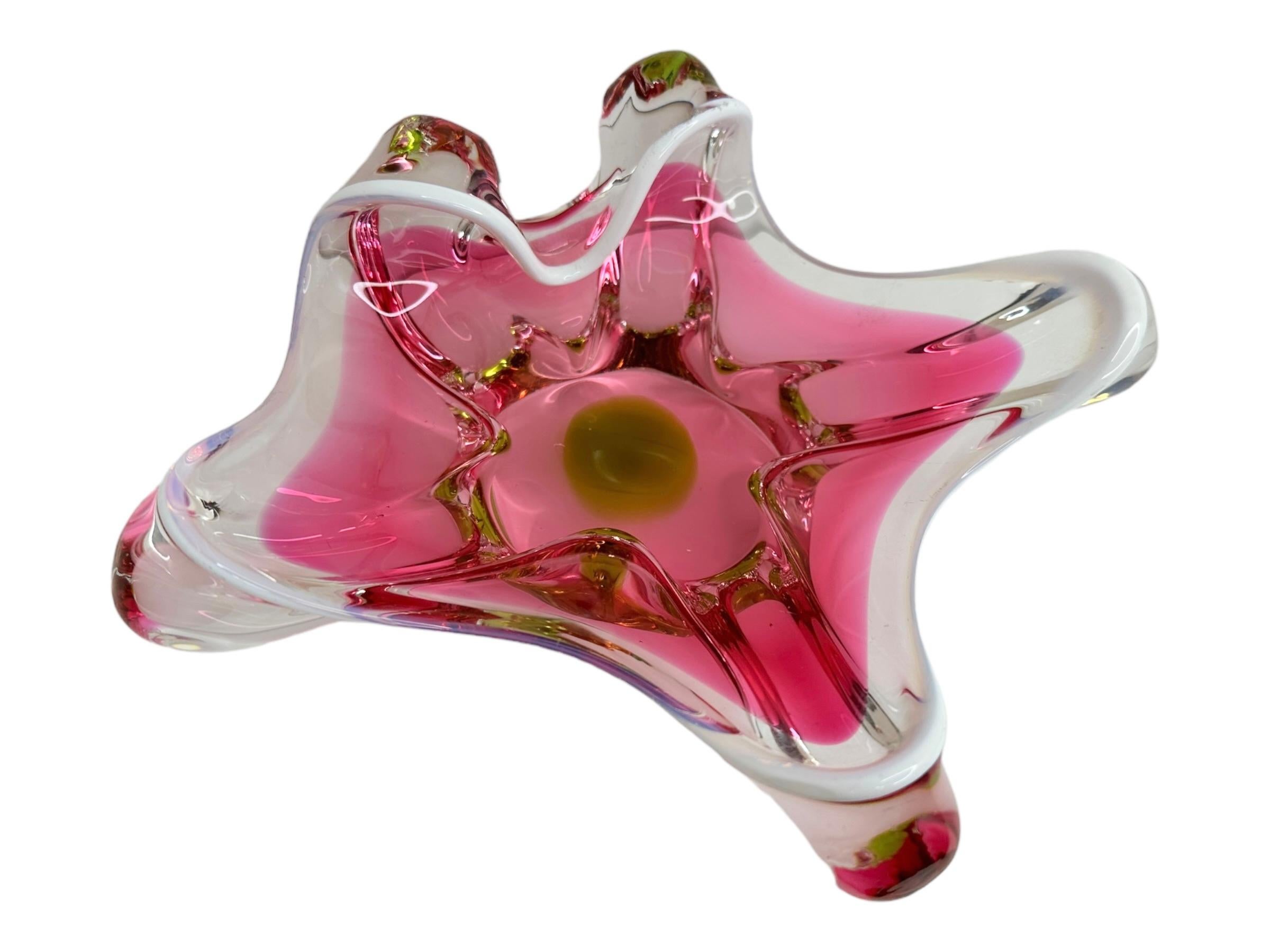 Mid-Century Modern Magnifique bol attrape-tout vintage en verre de Murano rose et multicolore, Italie, années 1980 en vente