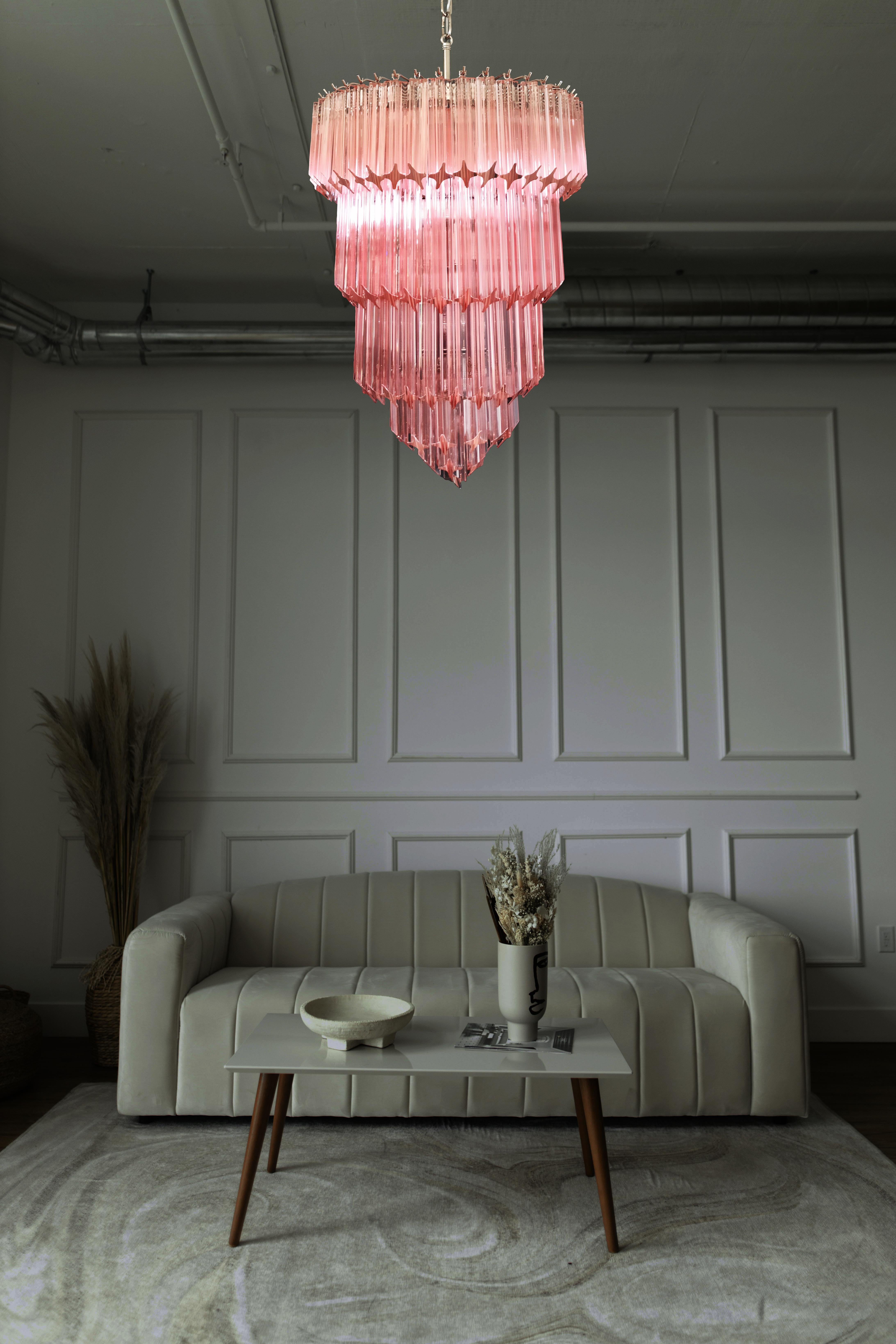 Beautiful Pink Murano glass chandelier - 112 pink quadriedri In condizioni buone in vendita a Budapest, HU