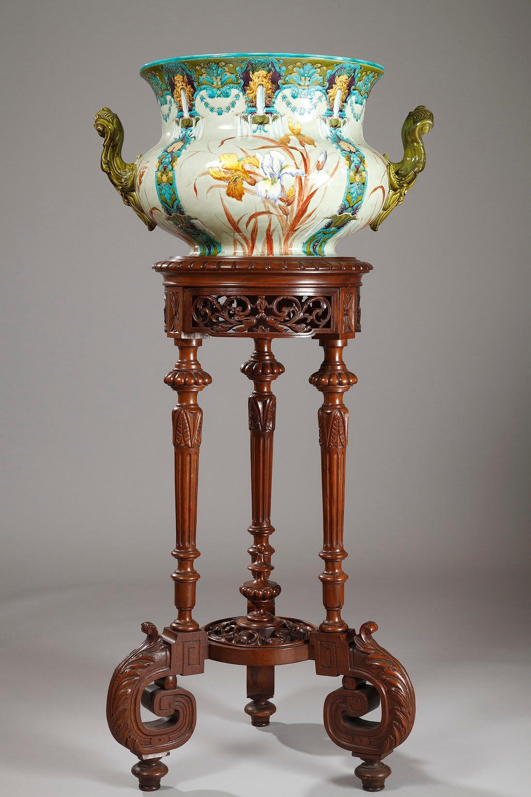 Signed on the reverse, with the making mark of the manufacture Gien

Measures: Jardinière– Height 36 cm (14 in.), large 66 x 47 cm (26 x 18 1/2 in.)
Stand– Height 101 cm (39 3/4 in.), diameter 60 cm (23 2/3 in.)
Total height 137 cm (54 in.)

1