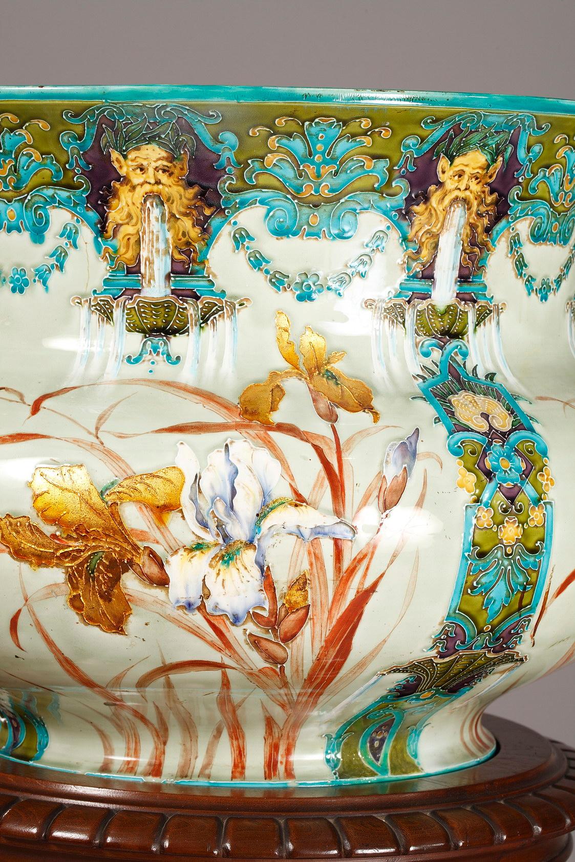Beautiful Iris Planter by the Gien Manufacture, France, Circa 1880 In Good Condition For Sale In PARIS, FR