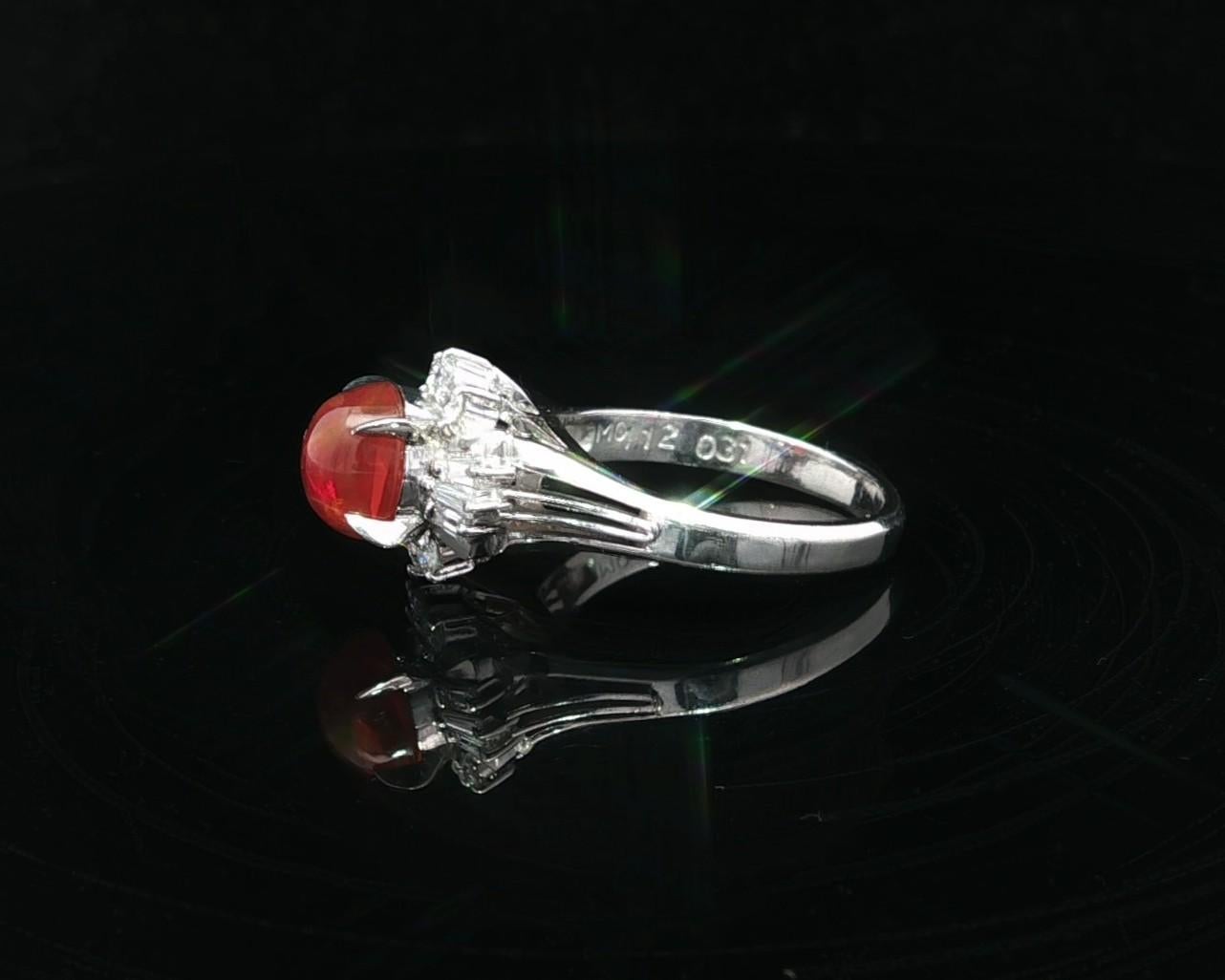 --Pietre: --
(1) Opale di fuoco naturale autentico - taglio cabochon ovale - incastonato - colore arancione con gioco di colori - 7,4x6,6mm- 1,12ct (esatto)
Numerosi diamanti naturali autentici - 6 Baguette e 6 rotondi taglio brillante - incastonati
