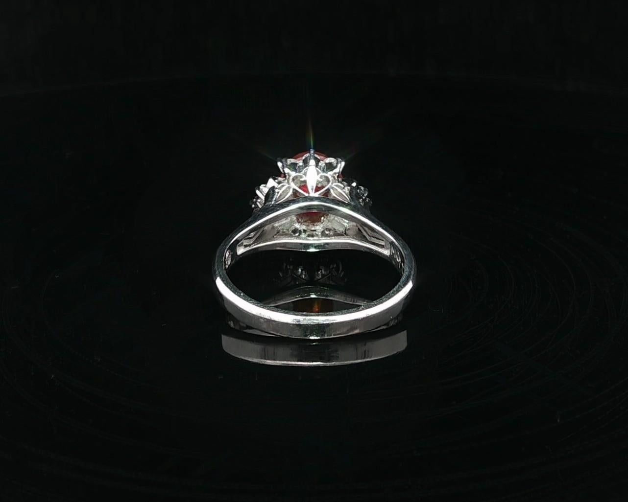 Cabochon Bellissimo anello in platino da 1,43 carati con cabochon ovale di Opale di fuoco arancione vivo in vendita