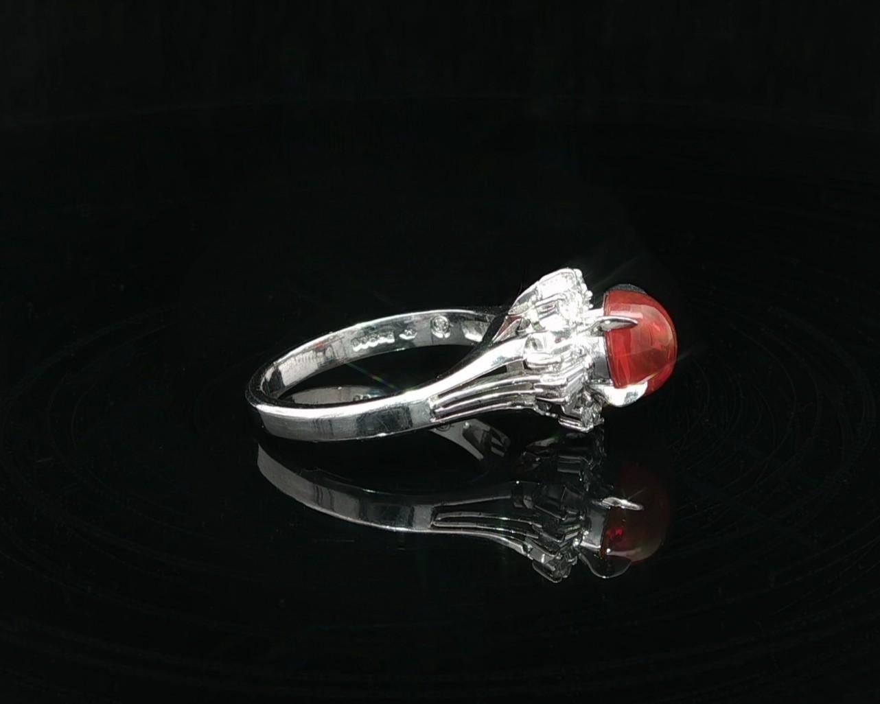 Bellissimo anello in platino da 1,43 carati con cabochon ovale di Opale di fuoco arancione vivo In condizioni ottime in vendita a Montclair, NJ
