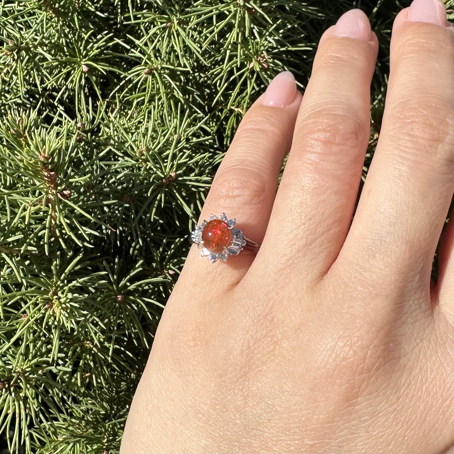 Donna Bellissimo anello in platino da 1,43 carati con cabochon ovale di Opale di fuoco arancione vivo in vendita