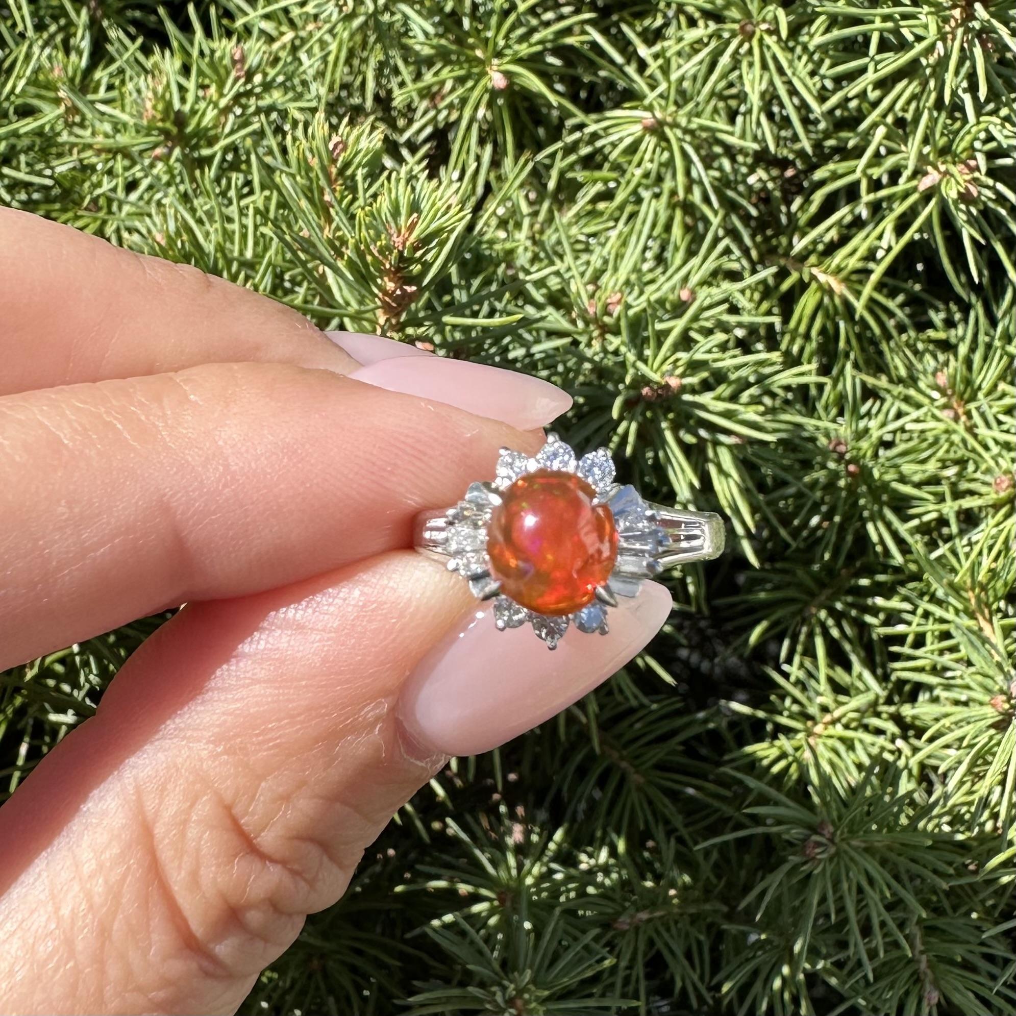Bellissimo anello in platino da 1,43 carati con cabochon ovale di Opale di fuoco arancione vivo in vendita 1
