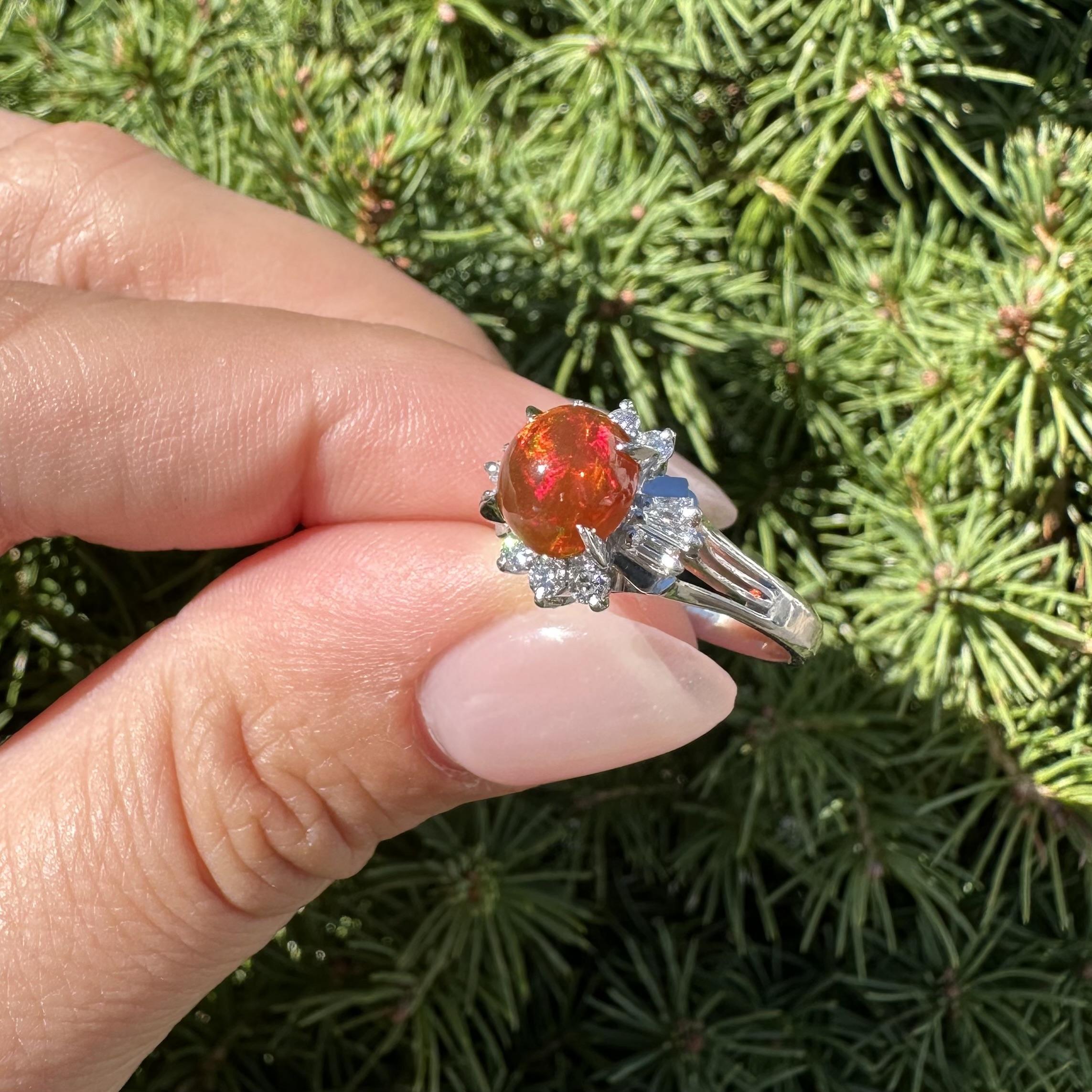 Bellissimo anello in platino da 1,43 carati con cabochon ovale di Opale di fuoco arancione vivo in vendita 2