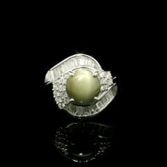 Precioso Anillo de Platino con Ojo de Gato Cabujón Redondo de 2,78 ctw y Diamante